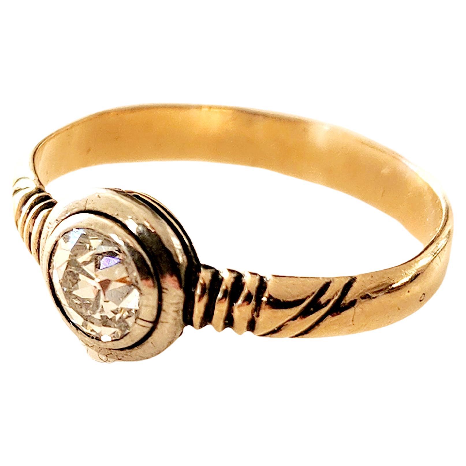 Antico anello solitario con diamante taglio miniera centrato con 1 diamante taglio miniera con peso stimato di 0,65 ct in montatura d'oro 14k Hall contrassegnata con 56 Imperial Gold standard russo e successivamente con 583 marchio di controllo