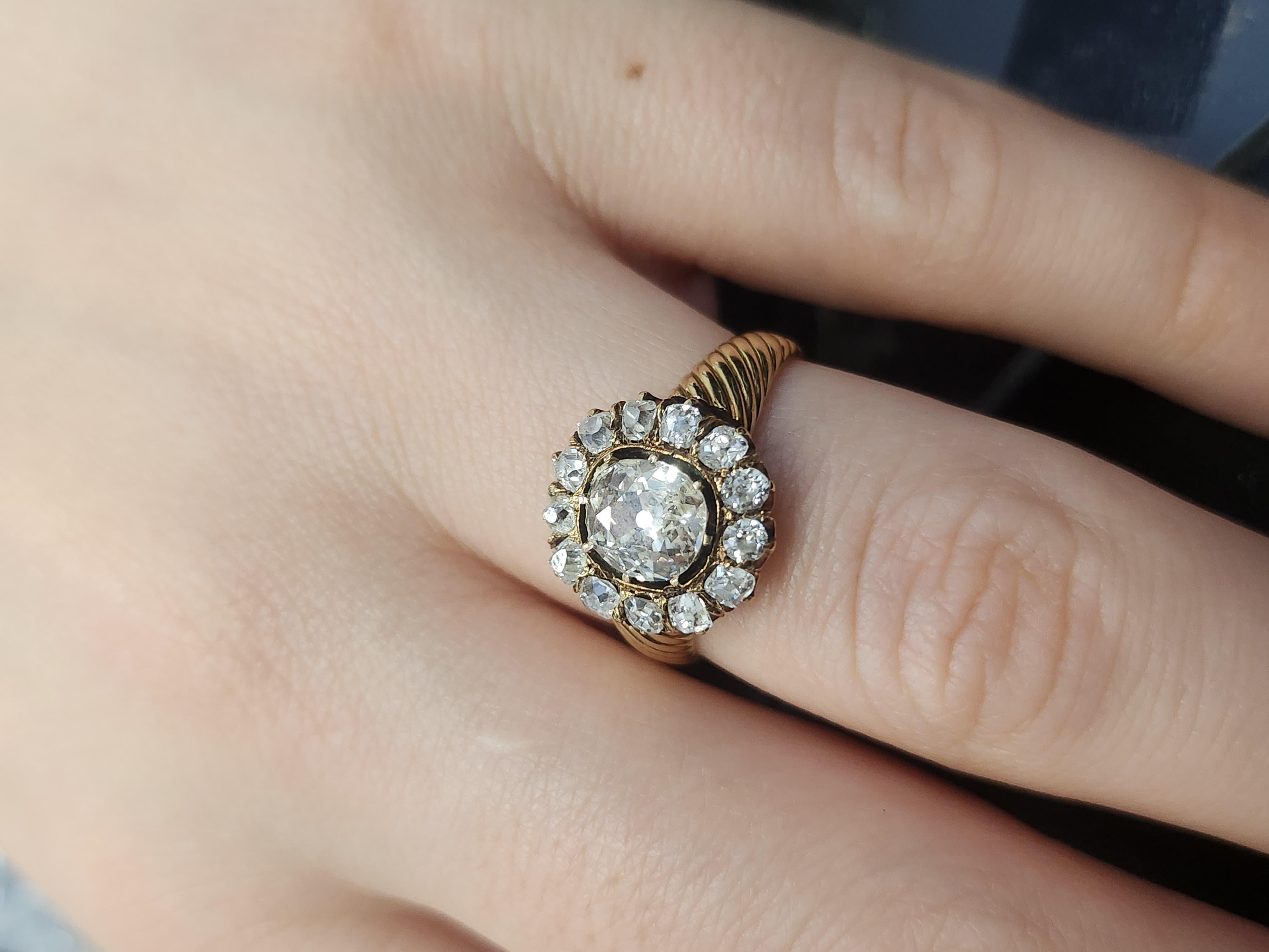 Antike russische Diamant Solitär-Ring mit 1 alten Mine geschnitten Diamanten mit einem geschätzten Gewicht von 1 Karat Durchmesser 6,40 mm x 6,70 mm flankiert mit kleineren alten Mine geschnitten Diamanten mit einem geschätzten Gewicht von 1 Karat H