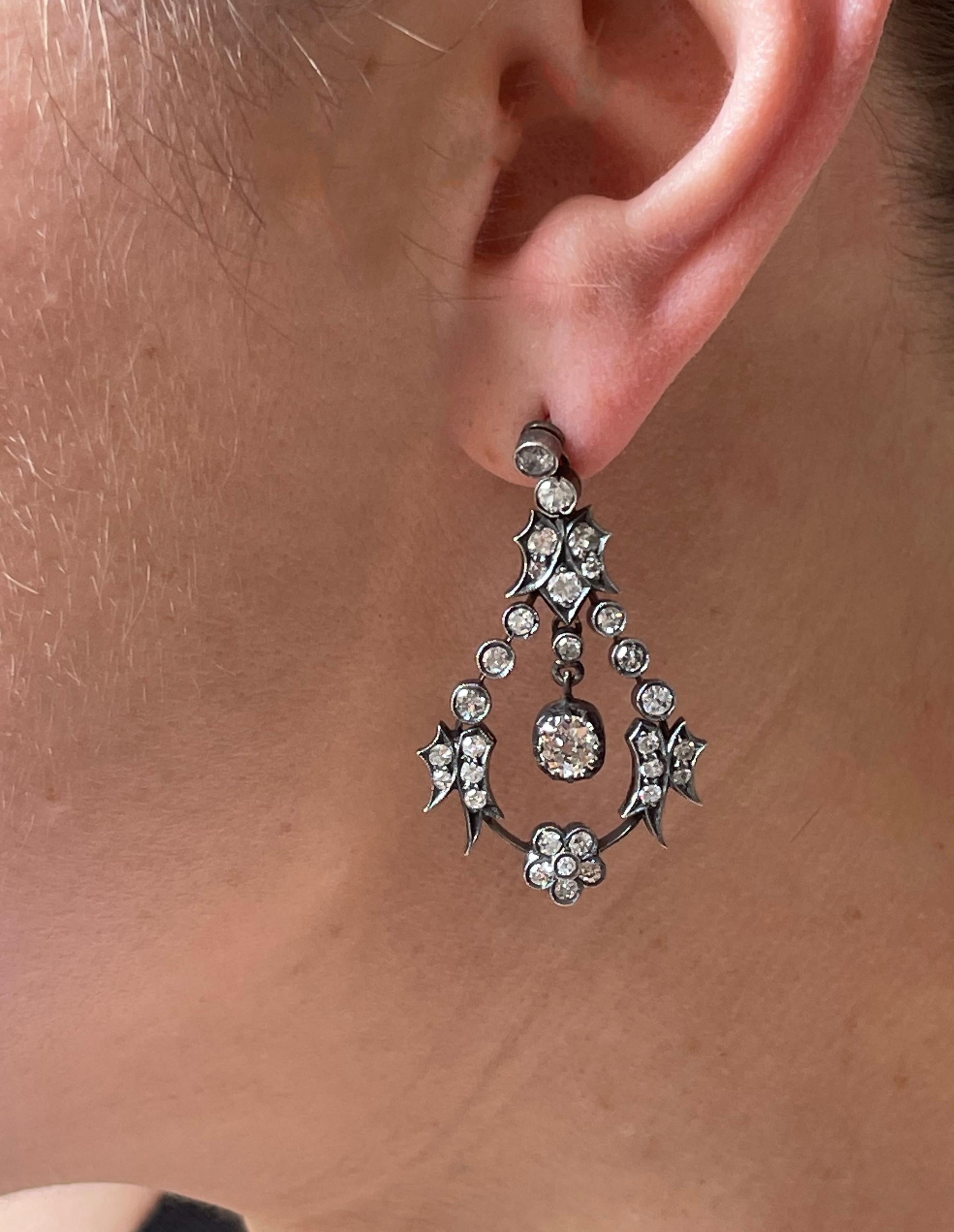 Paire de boucles d'oreilles anciennes en or 14k et argent, serties d'environ 4.00ctw en diamants de taille ancienne. Les boucles d'oreilles mesurent 1 5/8