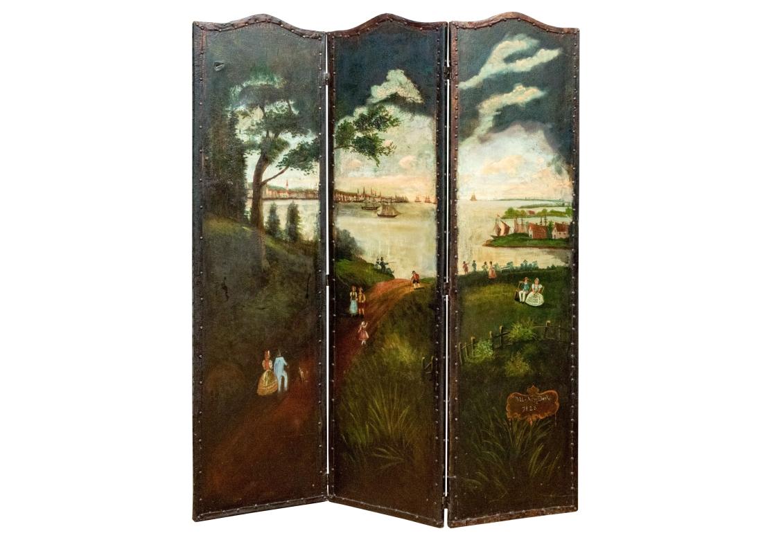 Antiguo biombo de lienzo Folk Art de tres paneles con ribete de clavos, pintado a mano con una gran escena paisajística de figuras caminando por un sendero hacia una vista de la ciudad junto al lago. Para restauración. 

Dimensiones: 60