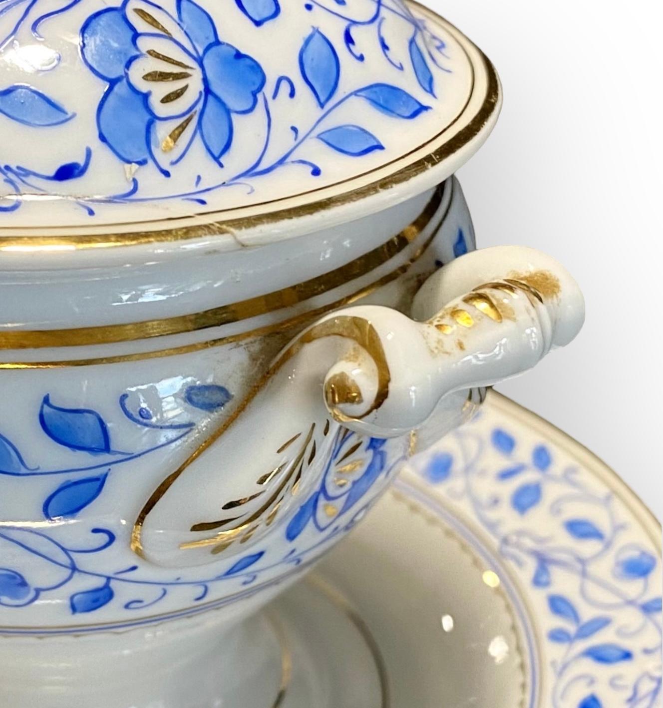 Plato de servicio y servidor de condimentos con tapa de porcelana antigua de Old Paris, único y majestuoso, en un inusual azul y blanco con bandas doradas a mano.

Una auténtica pieza decorativa para el aparador o la mesa del comedor, en el salón