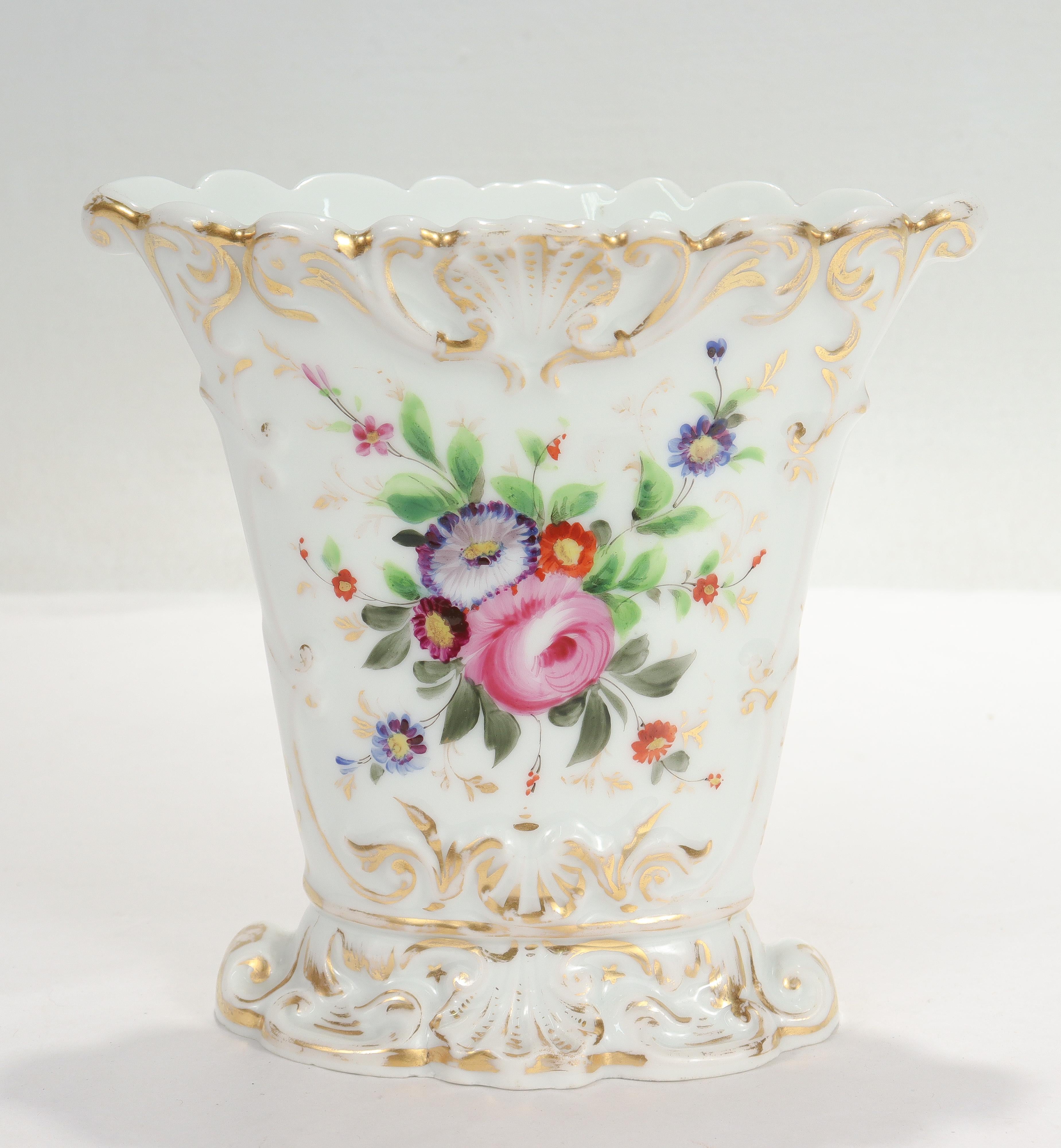 Français Vase ancien en porcelaine en forme d'éventail du Old Paris ou Vieux Paris en vente