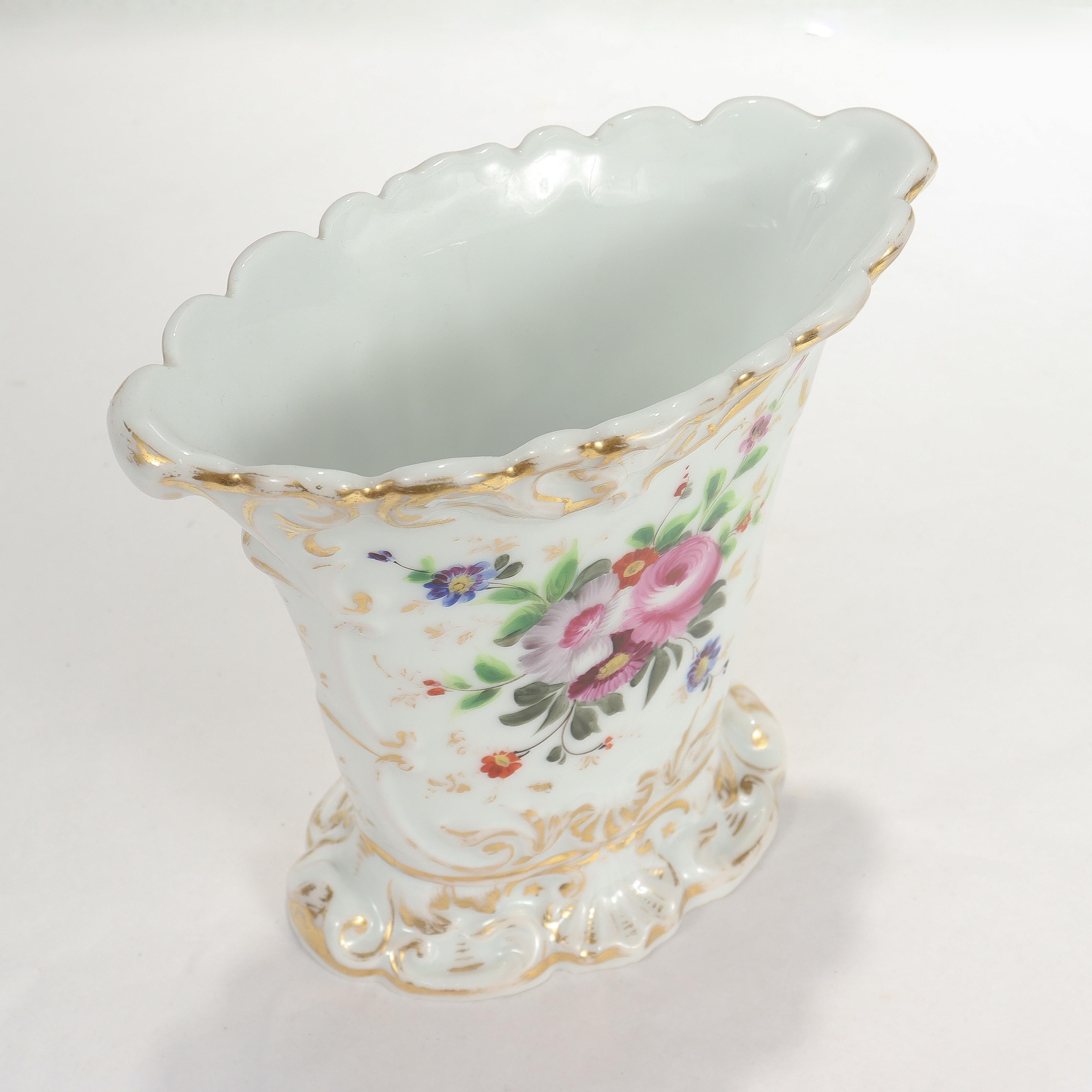 Antique Old Paris or Vieux Paris Porcelain Fan Shaped Vase In Good Condition For Sale In Philadelphia, PA
