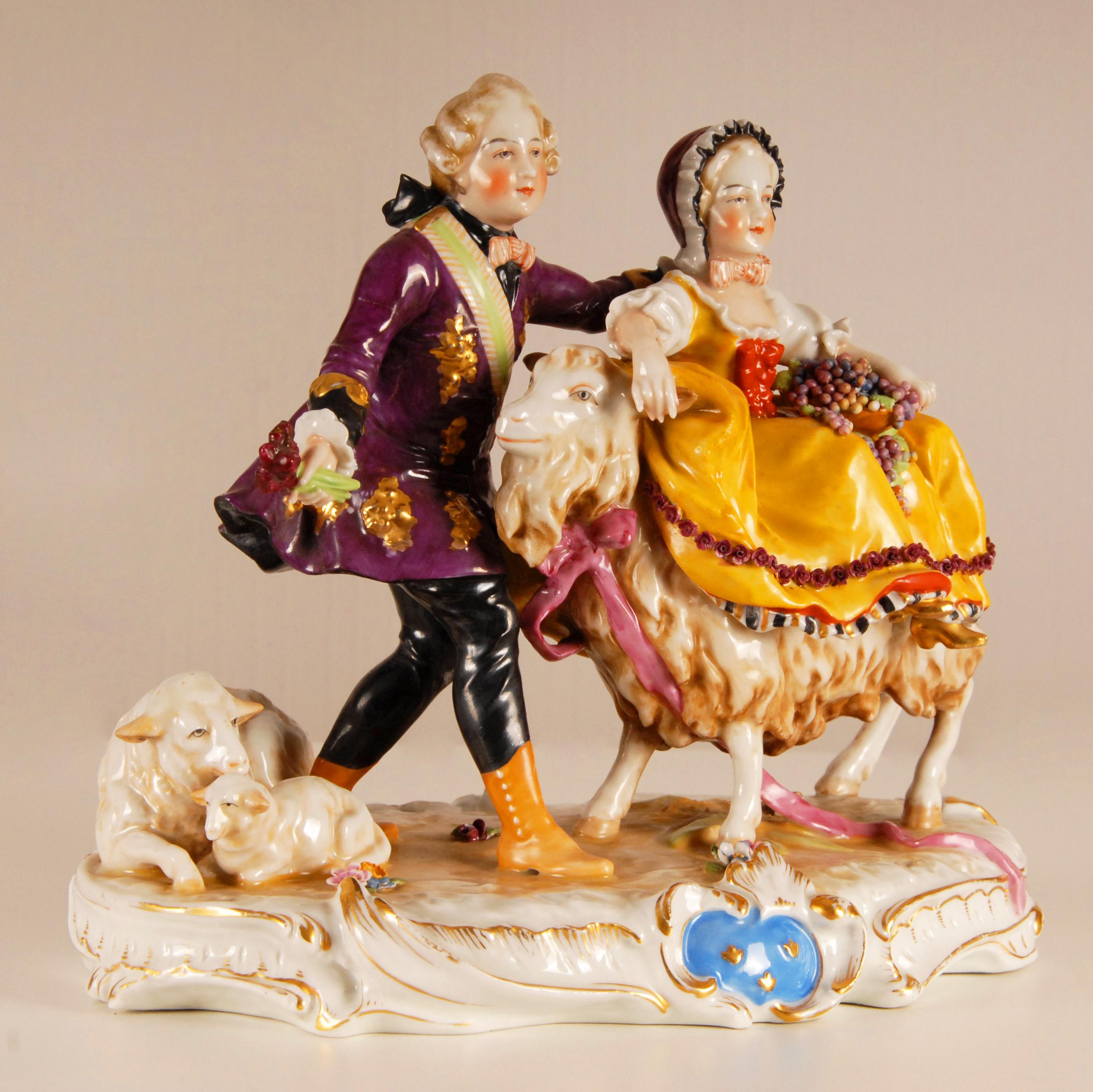 Una rarissima statuetta alta Old Paris del XIX secolo Vieux Paris
Raffigurazione di una coppia con pecore e una capra
Molto dettagliata con le rose applicate sul vestito
Davanti lo stemma blu dei Re di Francia
Marcata sul retro con una M