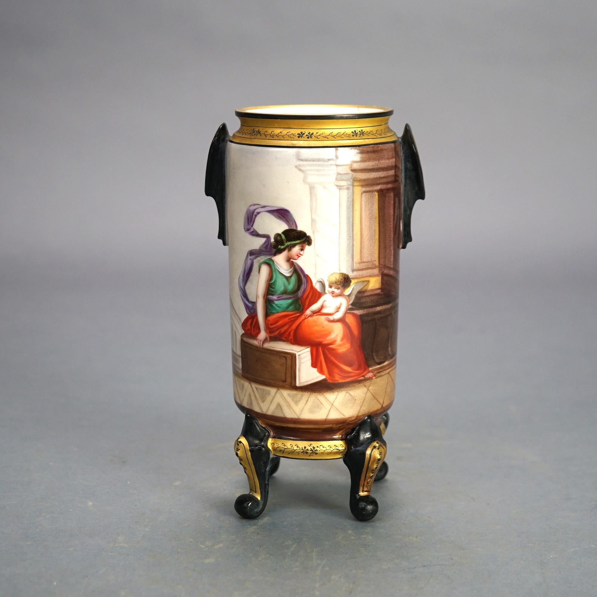 Antike alte Pariser Porzellan Vase mit Fuß, mit handgemalter Reserve der klassischen Mutter und Kind Szene, vergoldete Highlights, Doppelgriffe und Scroll Form Füße, C1890

Maße - 8,75 