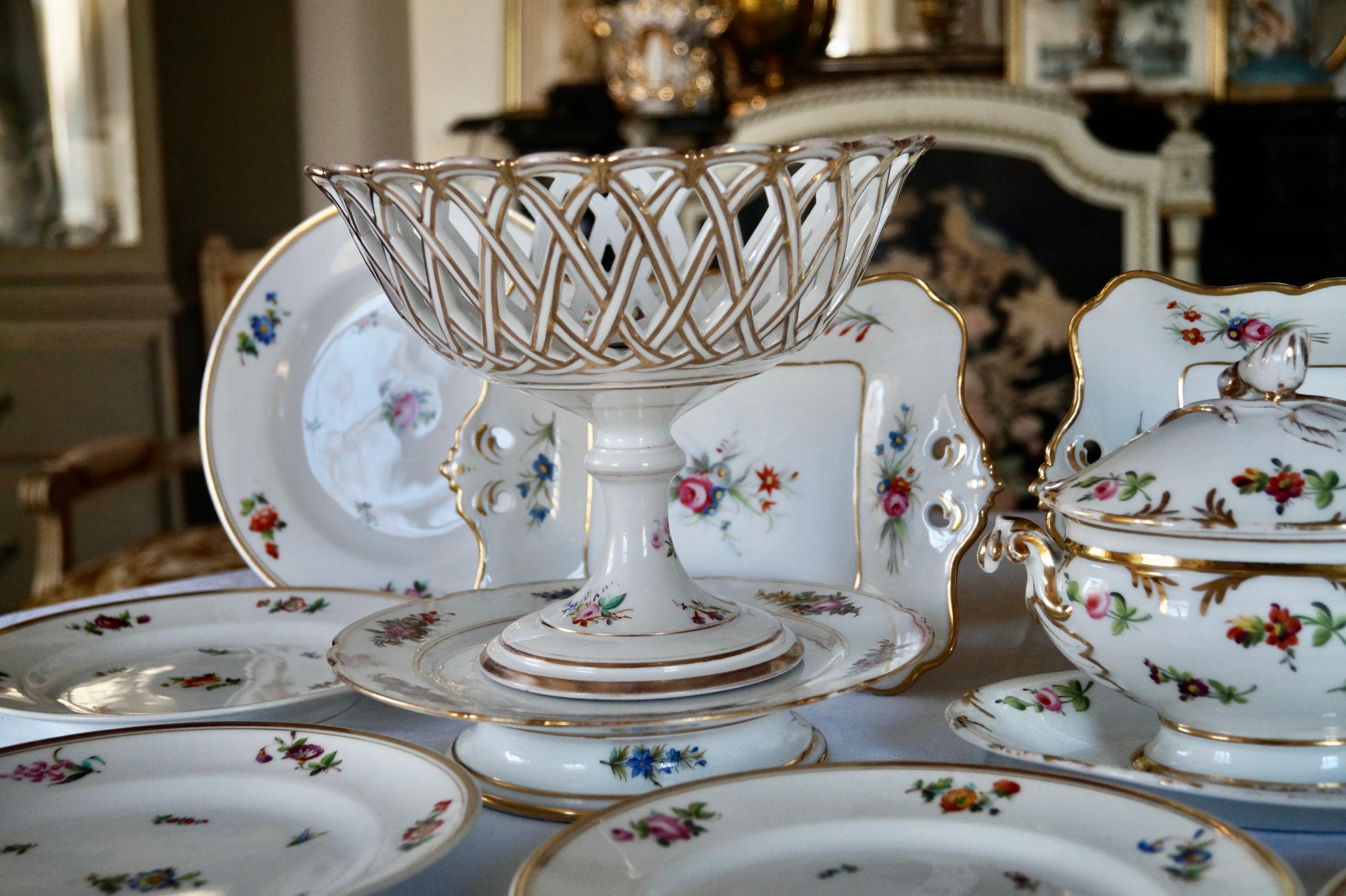 Provincial français Antique Old Paris Porcelain - Porcelaine de Paris Service à dessert avec panier  en vente