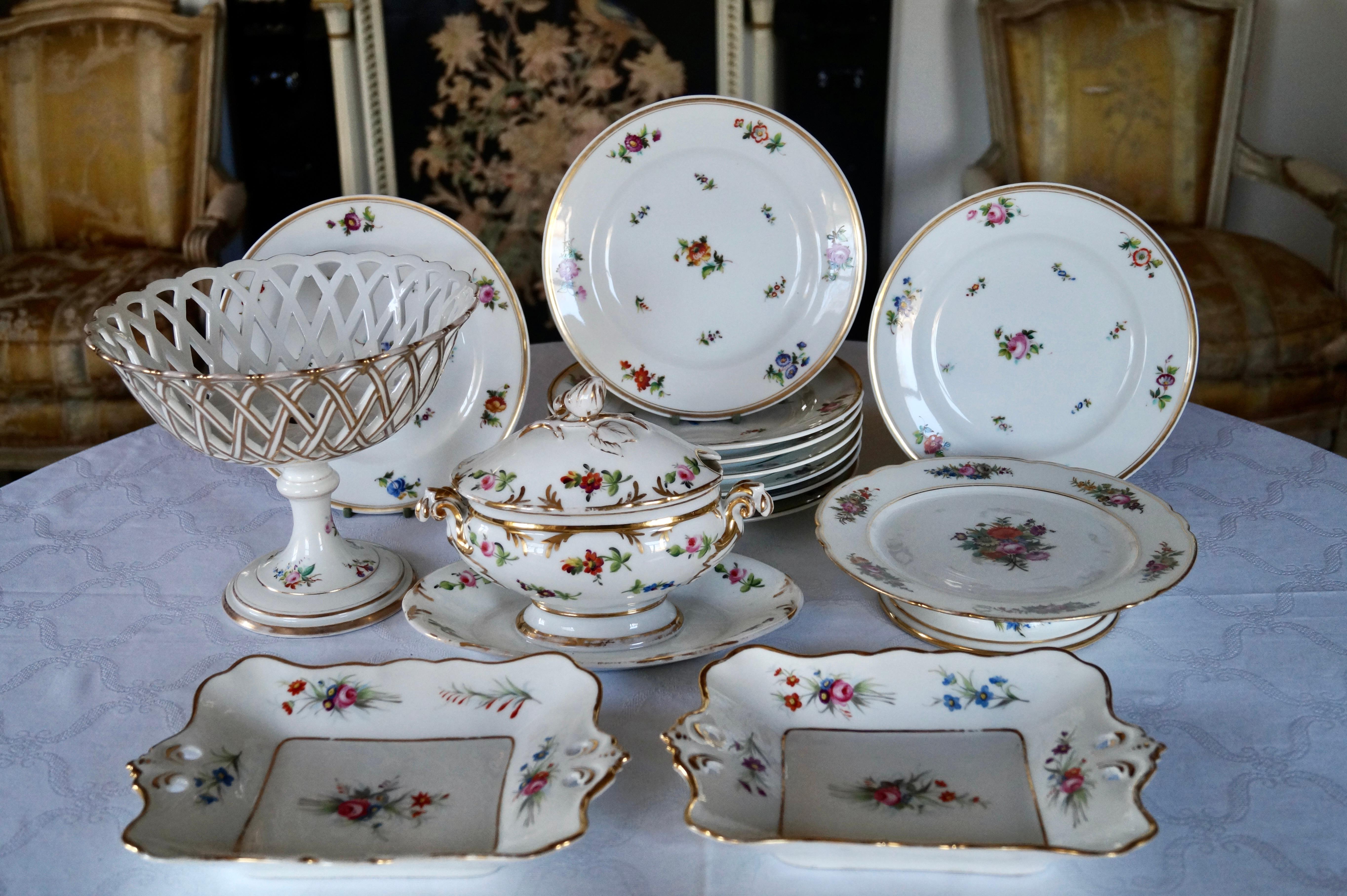 Hand-Painted Antique Old Paris Porcelain - Porcelaine de Paris Dessert Service with Basket  For Sale
