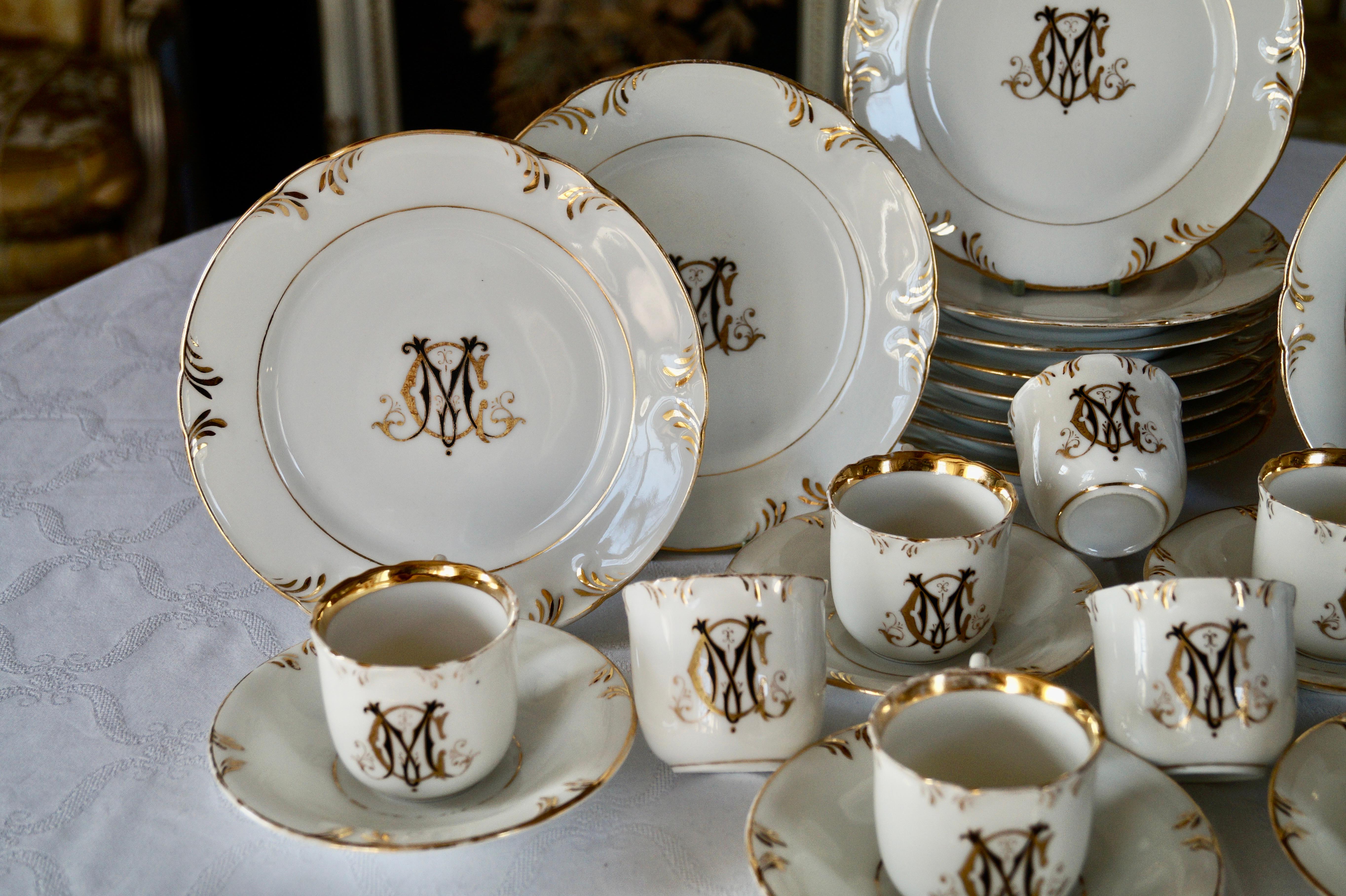 Bel ensemble d'assiettes à gâteaux en porcelaine de Paris avec 6 tasses et soucoupes et 4 tasses sans soucoupes.

Les plaques sont décorées d'une bordure d'or de style rococo et portent le Monogramme 