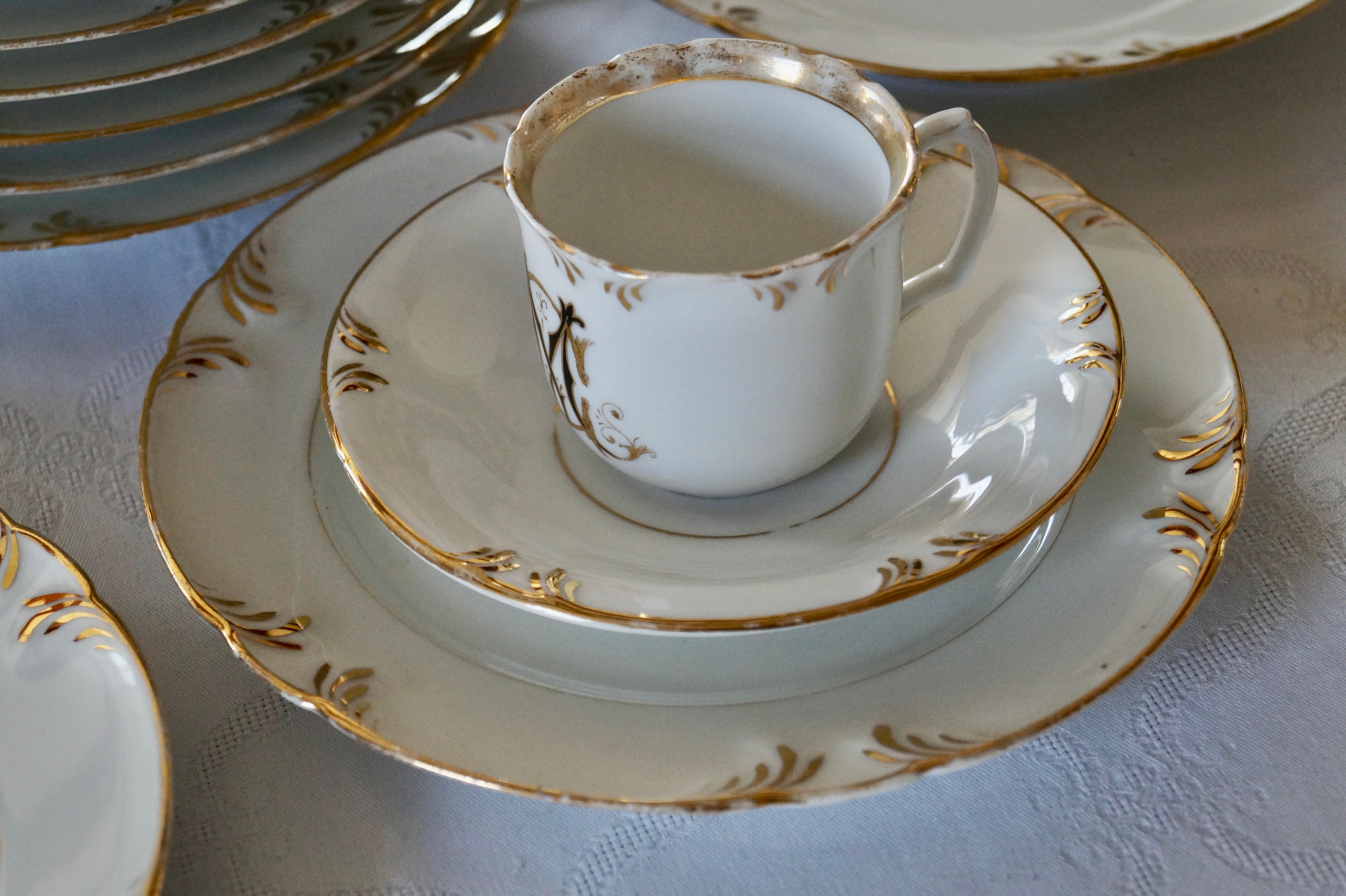 Antique Old Paris Porcelain - Porcelaine de Paris Pastry Plates and Cups  For Sale 1