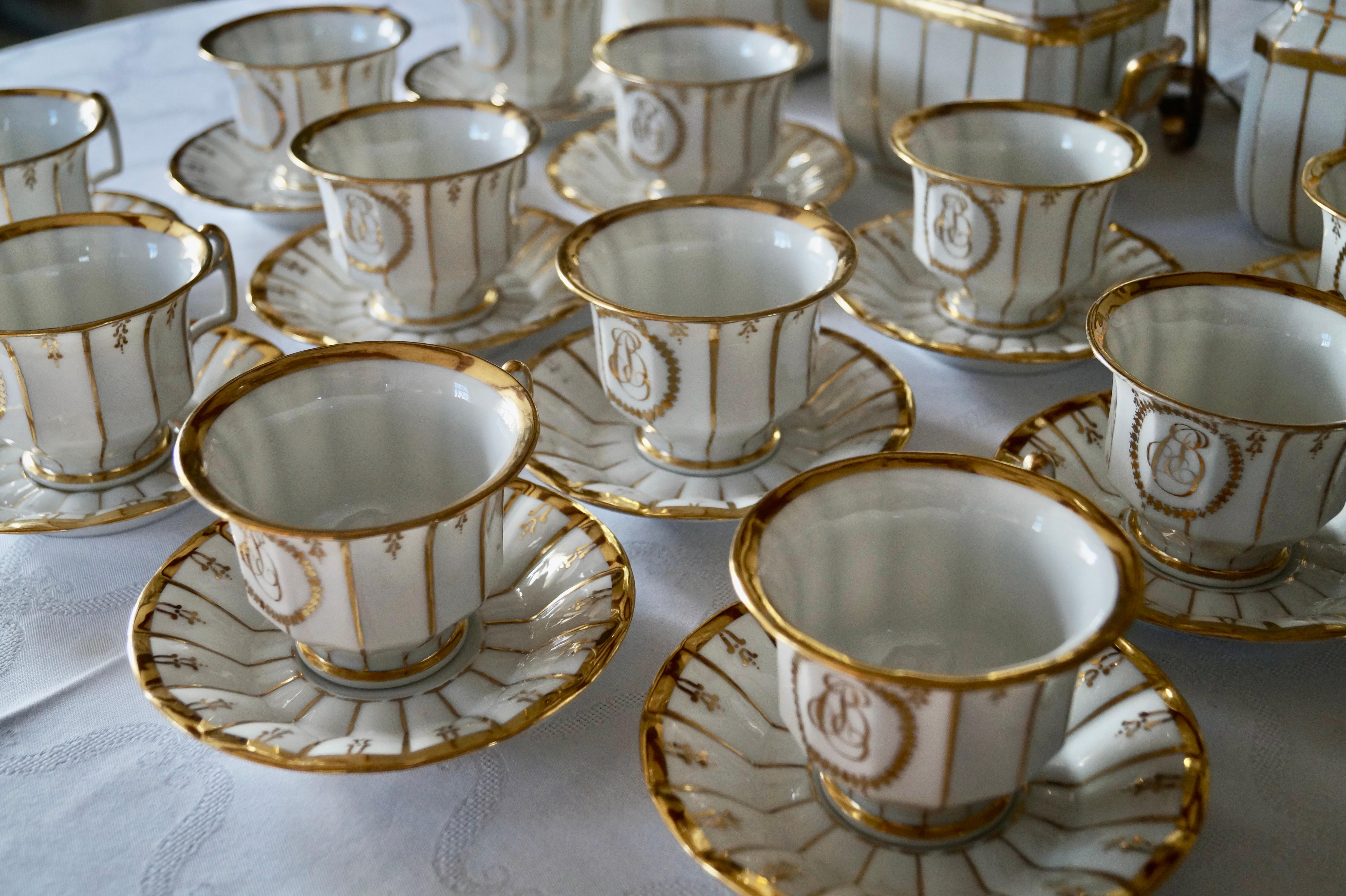 Superbe service à thé ancien en porcelaine de Paris de la période Louis Philippe 1830-1850.

La forme et le style épurés de la vaisselle sont caractéristiques de cette période. 

Magnifiquement décorées à la main avec des lignes de feuilles d'or,