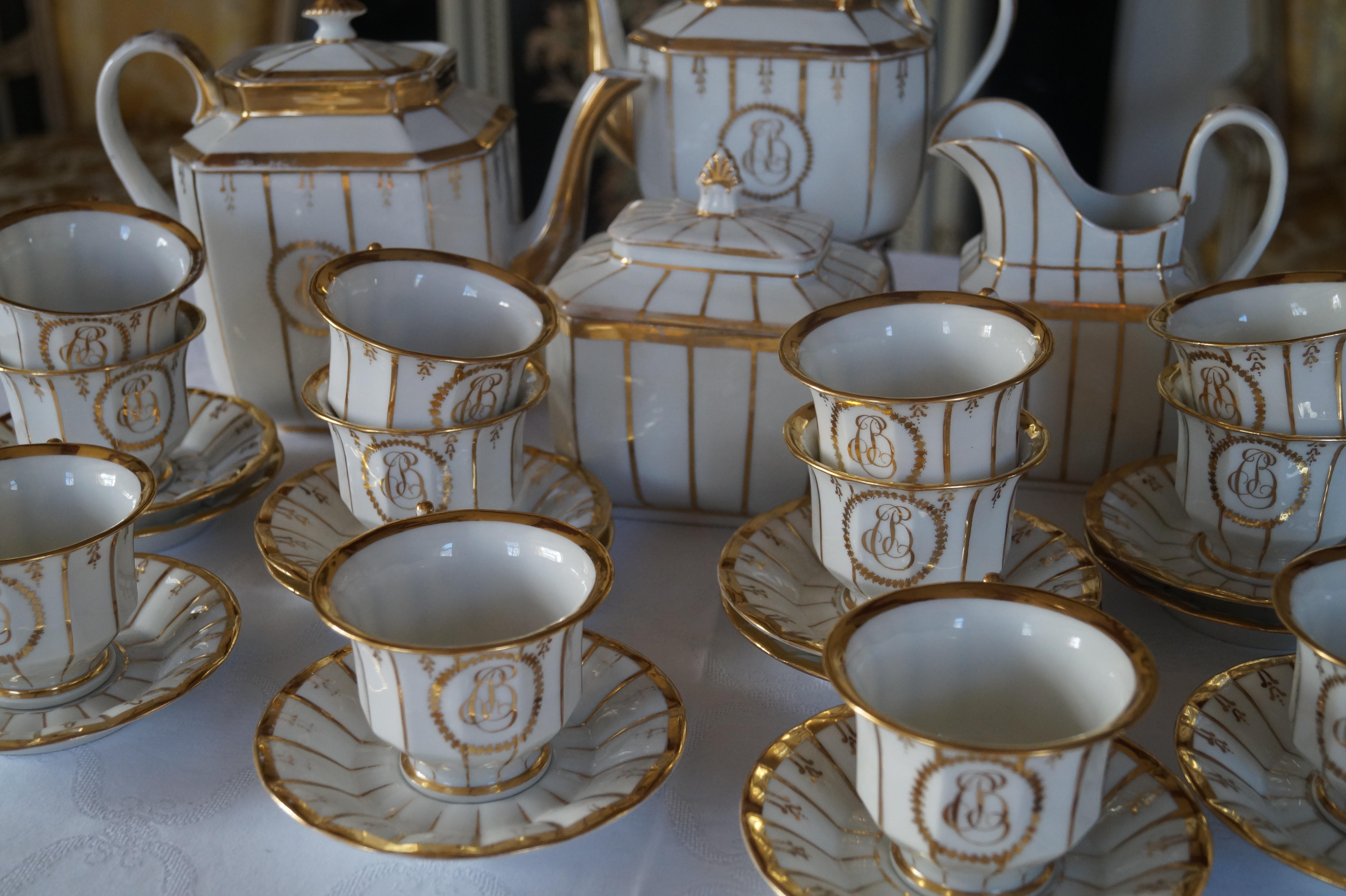 Antique Old Paris Porcelain - Porcelaine de Paris Tea Service with Monogram  In Good Condition For Sale In BAAMBRUGGE, NL