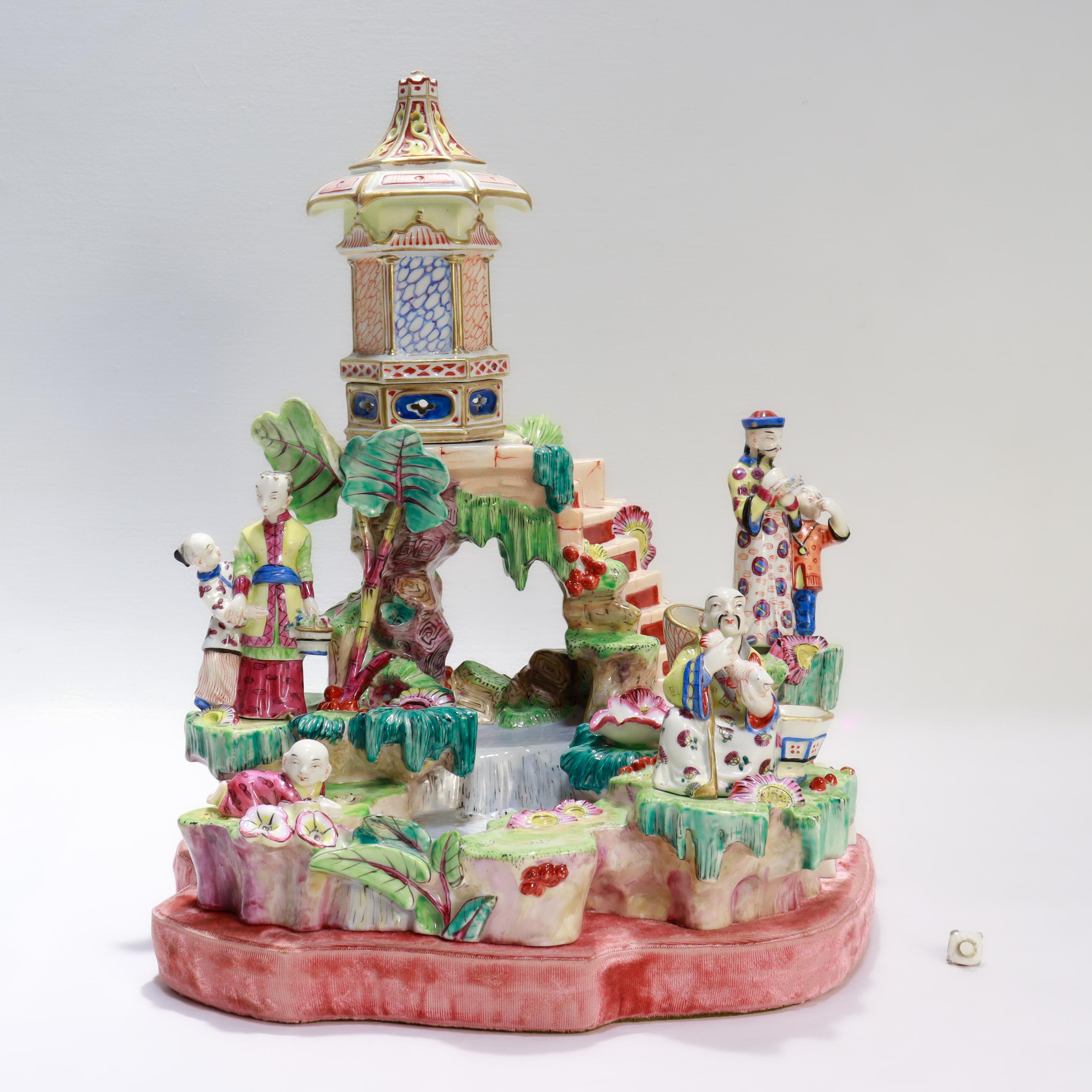 Un raffinato centrotavola in porcellana francese d'epoca.

Nello stile di Jacob Petite e forse di Hannong.

Ha la forma di una sorgente coltivata con una piccola pagoda e una serie di gradini,  un affioramento erboso con una flora diffusa e una