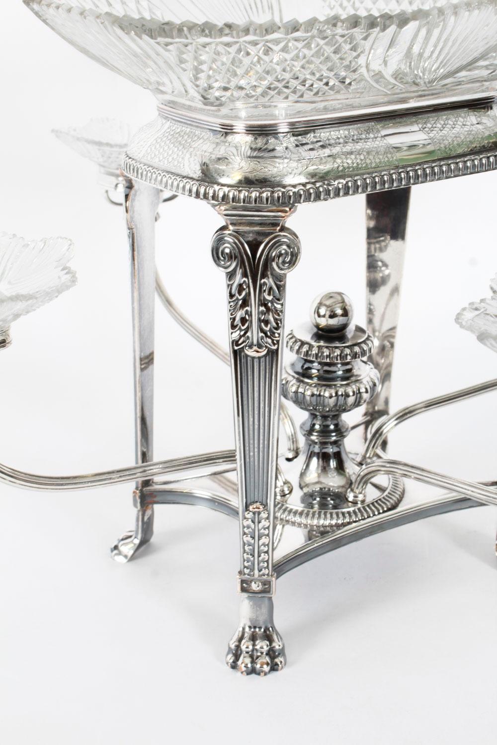 Se trata de un elegante centro de mesa antiguo de Sheffield y cristal tallado, con cuatro amplias ramas, datado hacia 1820.

Tiene un pequeño cuenco decorativo de cristal tallado en cada uno de los cuatro brazos y un gran cuenco de cristal tallado