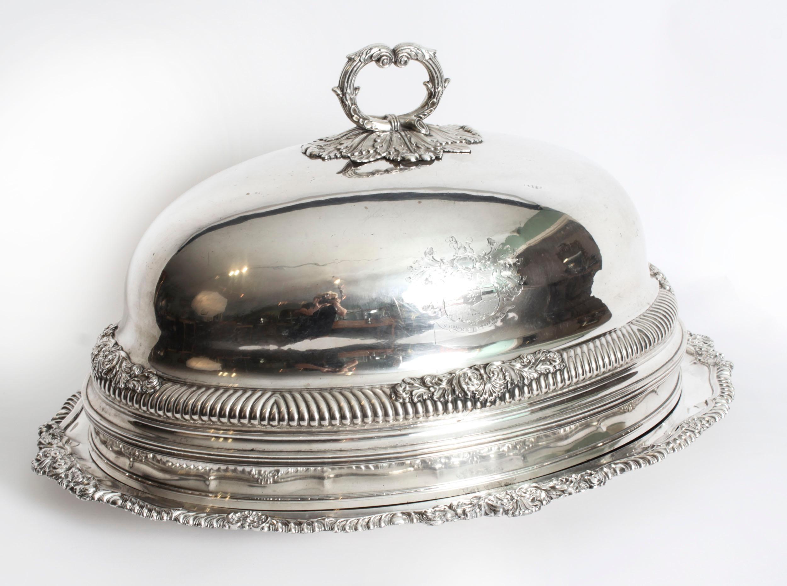 Es handelt sich um eine prächtige, sehr große, antike englische, versilberte Sheffield-Rinds- oder Wildbretterrine mit dem ursprünglichen gewölbten Deckel, datiert um 1810 und mit der Marke Cross Arrows von T&J Creswick.

Diese beeindruckende