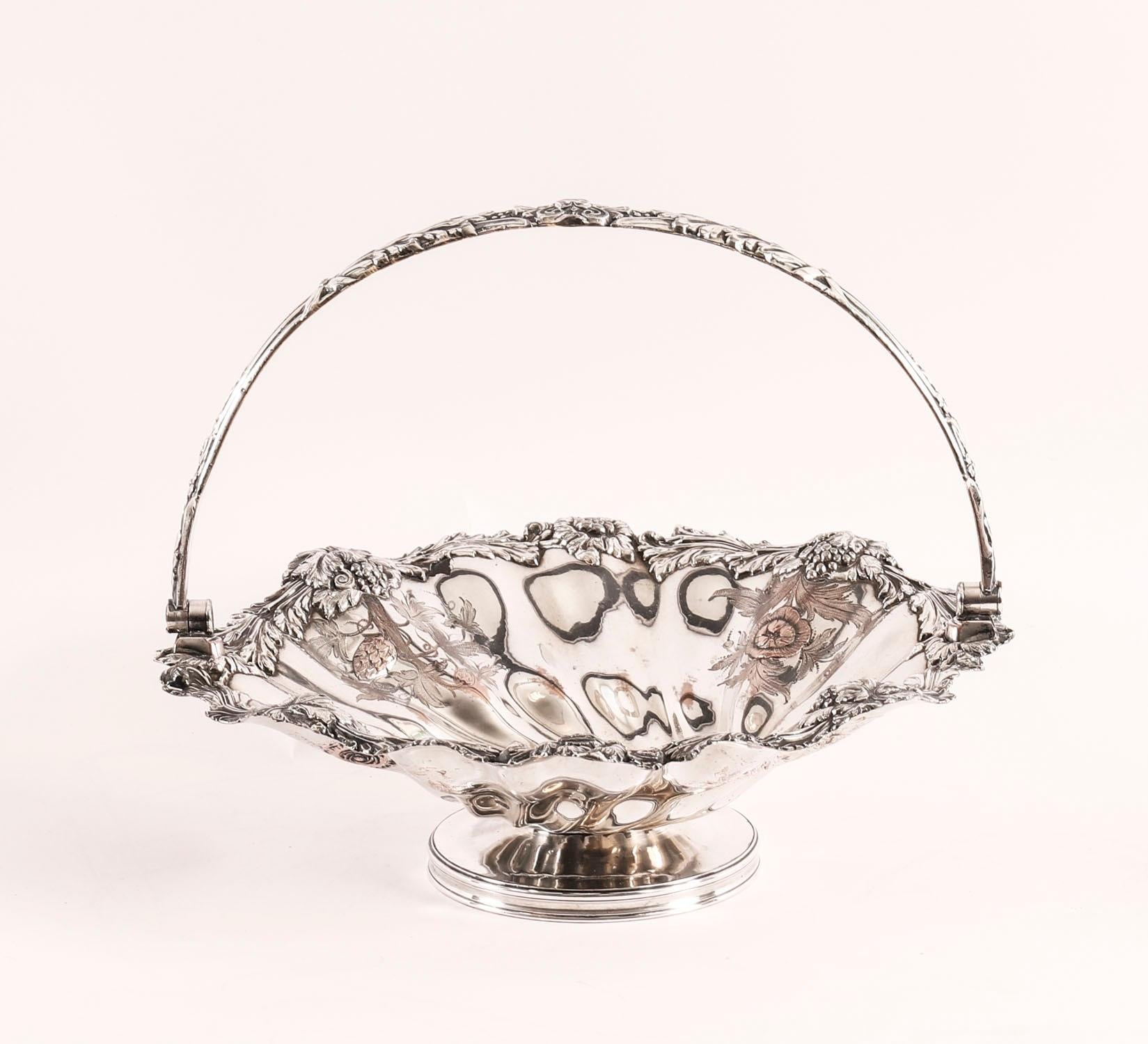This is a stunning George III Old Sheffield Plate swing handled cake/fruit basket bearing the sunburst makers marks of the world renowned silversmith Matthew Boulton, circa 1820 in date.

The basket features a swing handle, is  chased and engraved