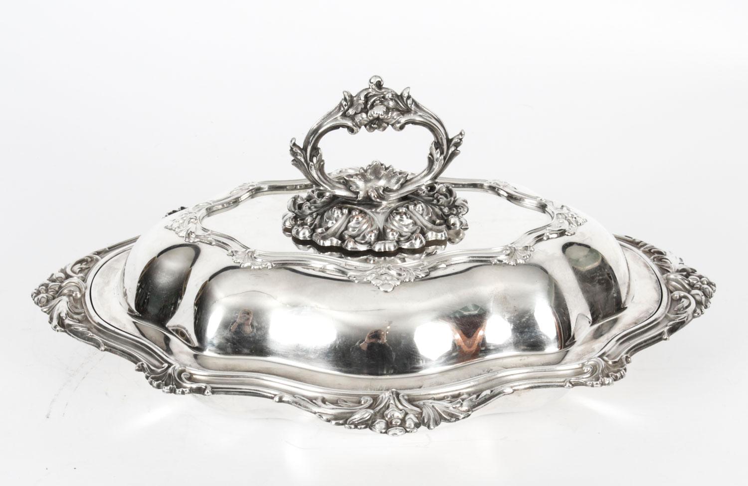 This is a wonderful antique English Victorian Old Sheffield silver-plated twin entree dish, early 19th century in date.

This splendid large tray features beautifully engraved floral and foliate decoration. The border and twin handles are
