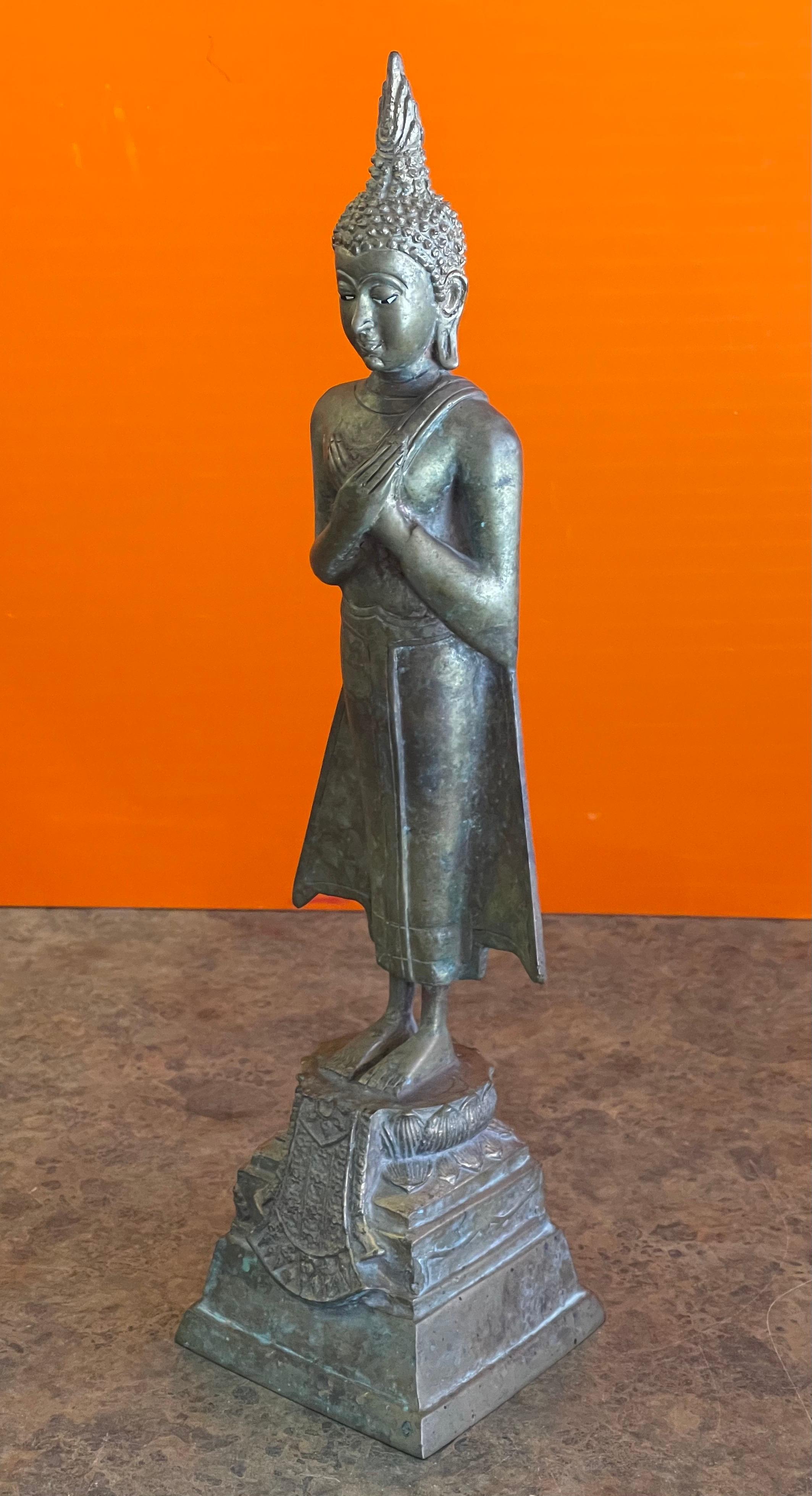 Alter Siam / Thai Bronzeguss Ayuttaya Buddha, ca. 1960er Jahre. Das Stück hat eine reiche Patina mit handgemalten Augen und misst 4 