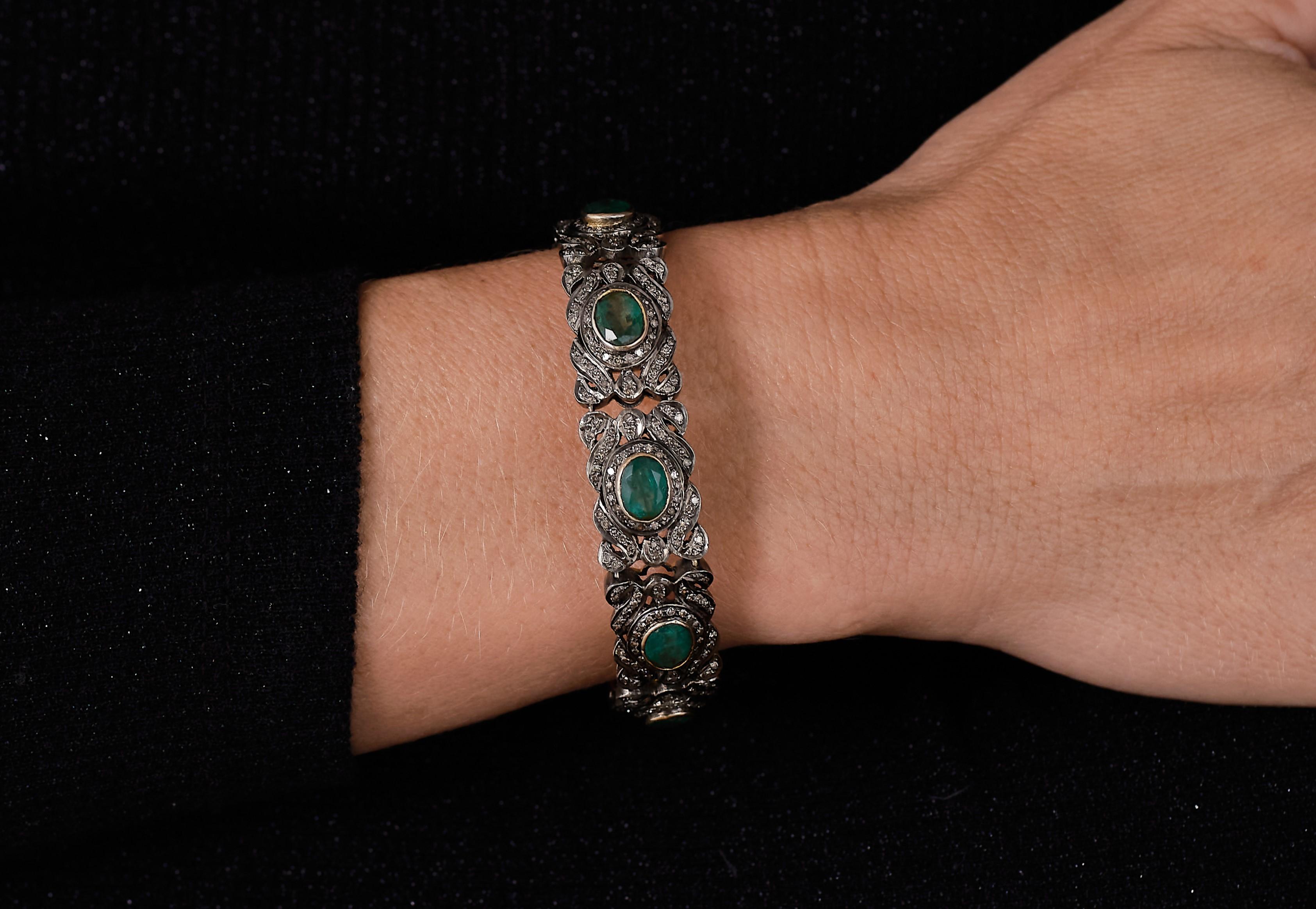 Bracelet ancien Belle époque en émeraudes,  

Un argent foncé séduisant et envoûtant accentué par des émeraudes d'un vert profond et luxuriant. Une élégante pièce de soirée évoquant l'histoire. 

Fabriqué à la main en or jaune 14 carats,