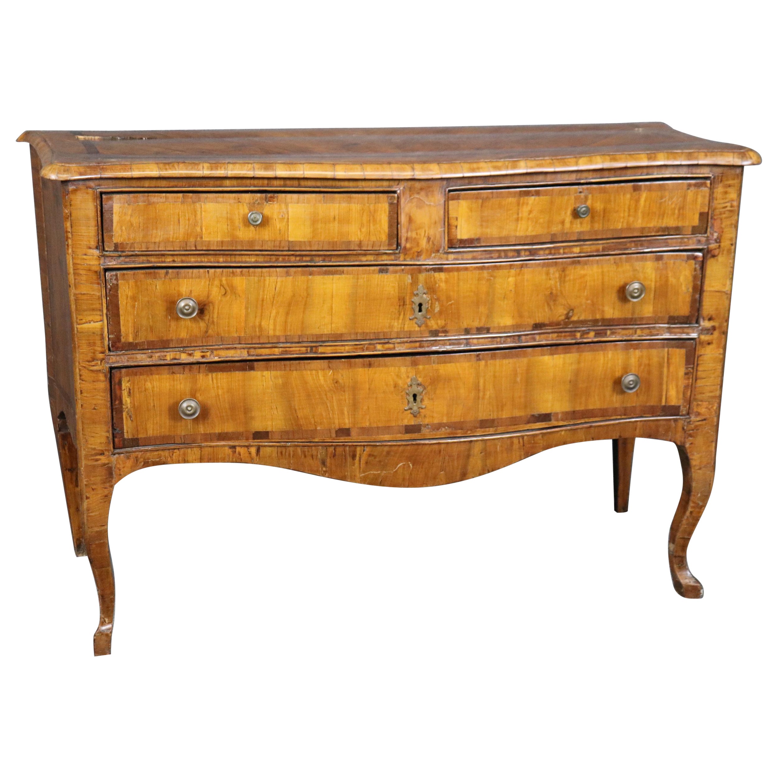 Ancienne commode Louis XV italienne fabriquée en bois d'olivier des années 1740