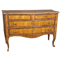 Ancienne commode Louis XV italienne fabriquée en bois d'olivier des années 1740
