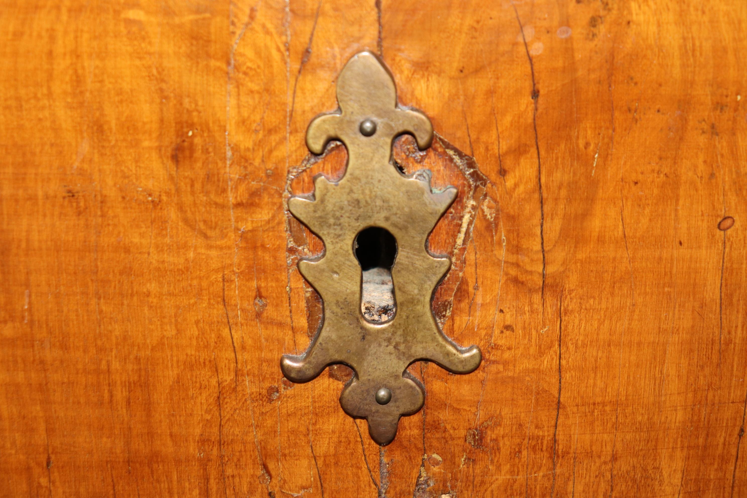 Cómoda antigua de madera de olivo de fabricación italiana Luis XV de la era de 1740 en venta 4