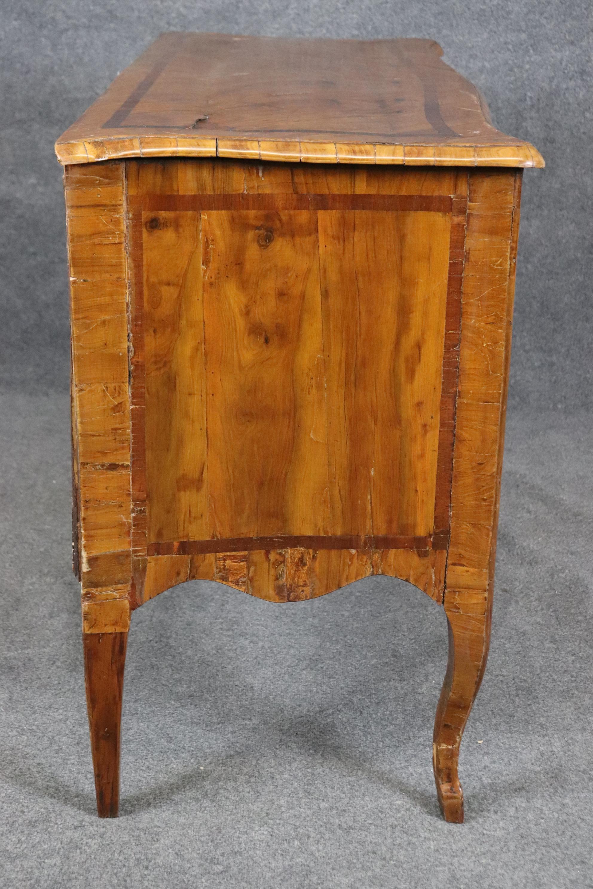 Cómoda antigua de madera de olivo de fabricación italiana Luis XV de la era de 1740 Italiano en venta