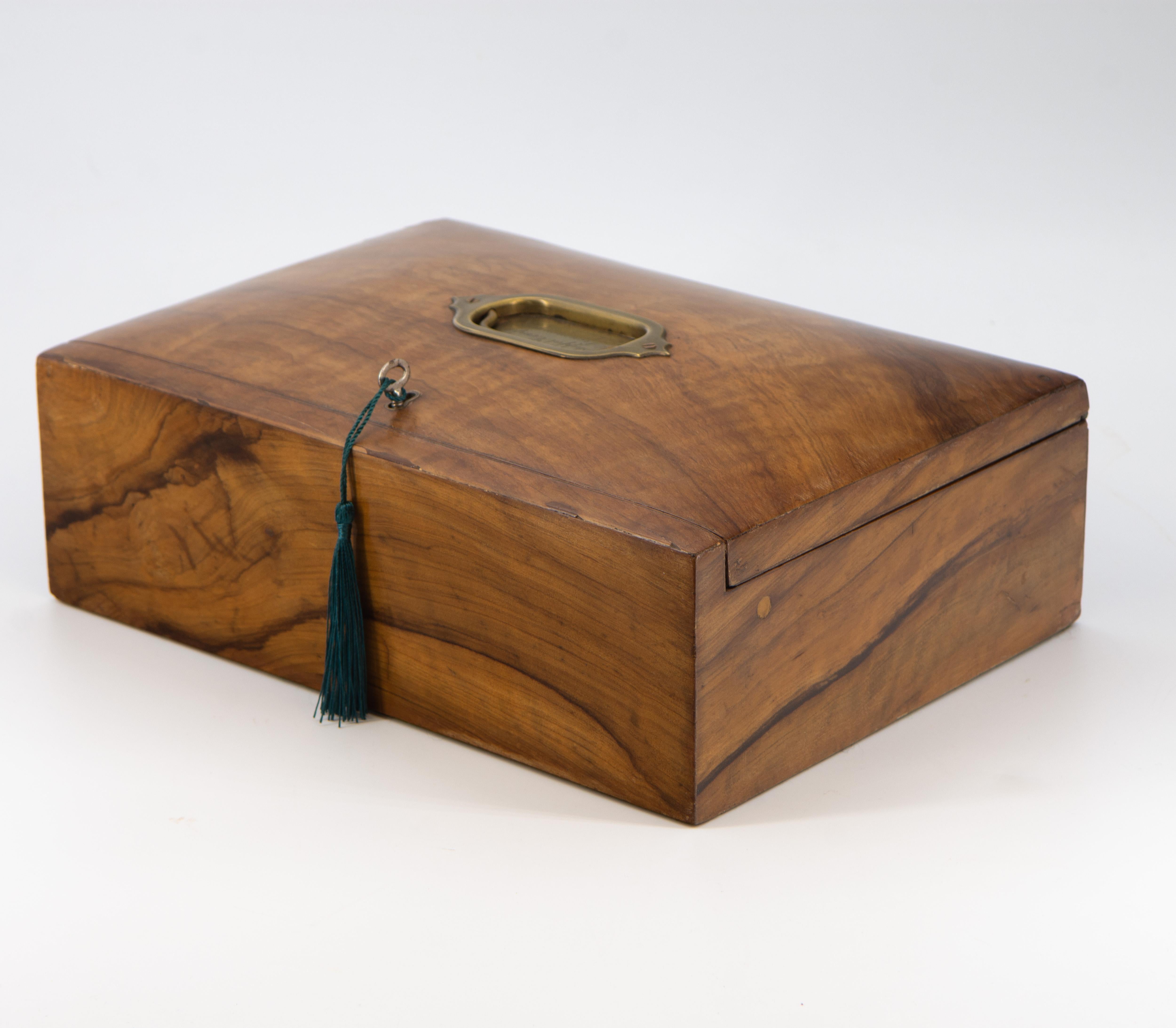 A small antique olive wood writing slope, stationery box. English. Circa 1880.

Delivery included via a selected parcel company. 

The interior reveals a stationery upstand which lifts on a leather tag. It also includes a pen tray and inkwell