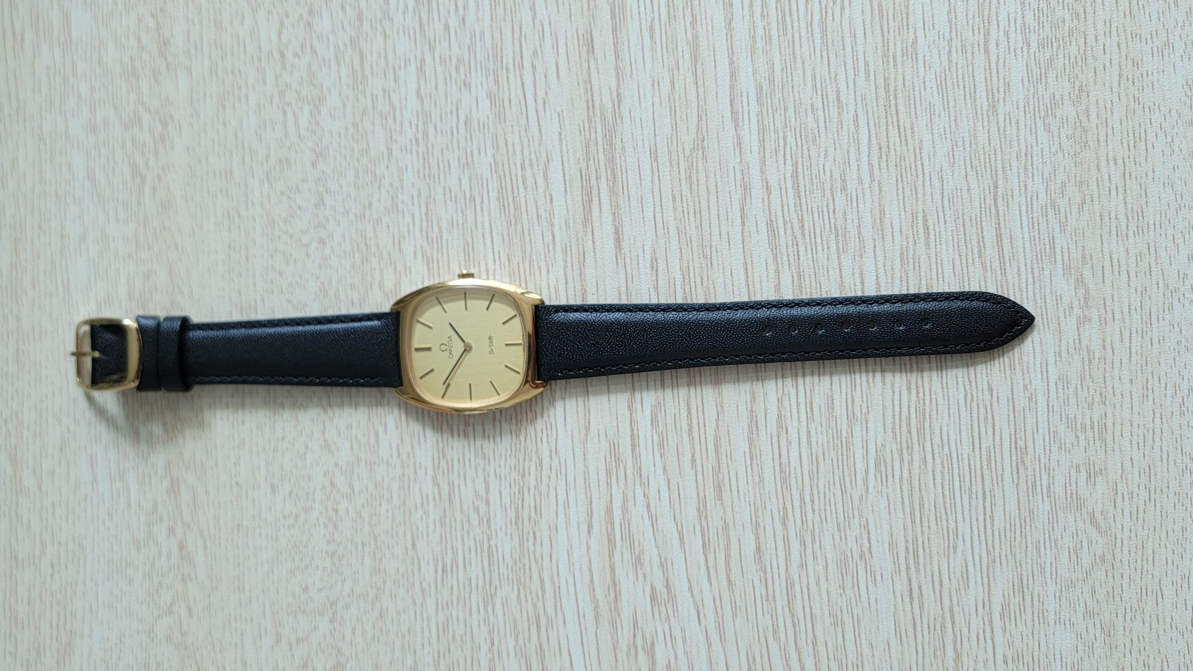 Antike Vintage Watch Omega De Ville Uhr (CIRCA 1977)
1 japanischer Vorbesitzer - gekauft in Tokio
Uhrwerk: 1110139 Automatik
Modell von: 1977
Omega 625 n40943444 
32 x 38 mm Lug to Lug. 
Stahl und vergoldete Lünette, Handaufzug. 
Ausgezeichneter