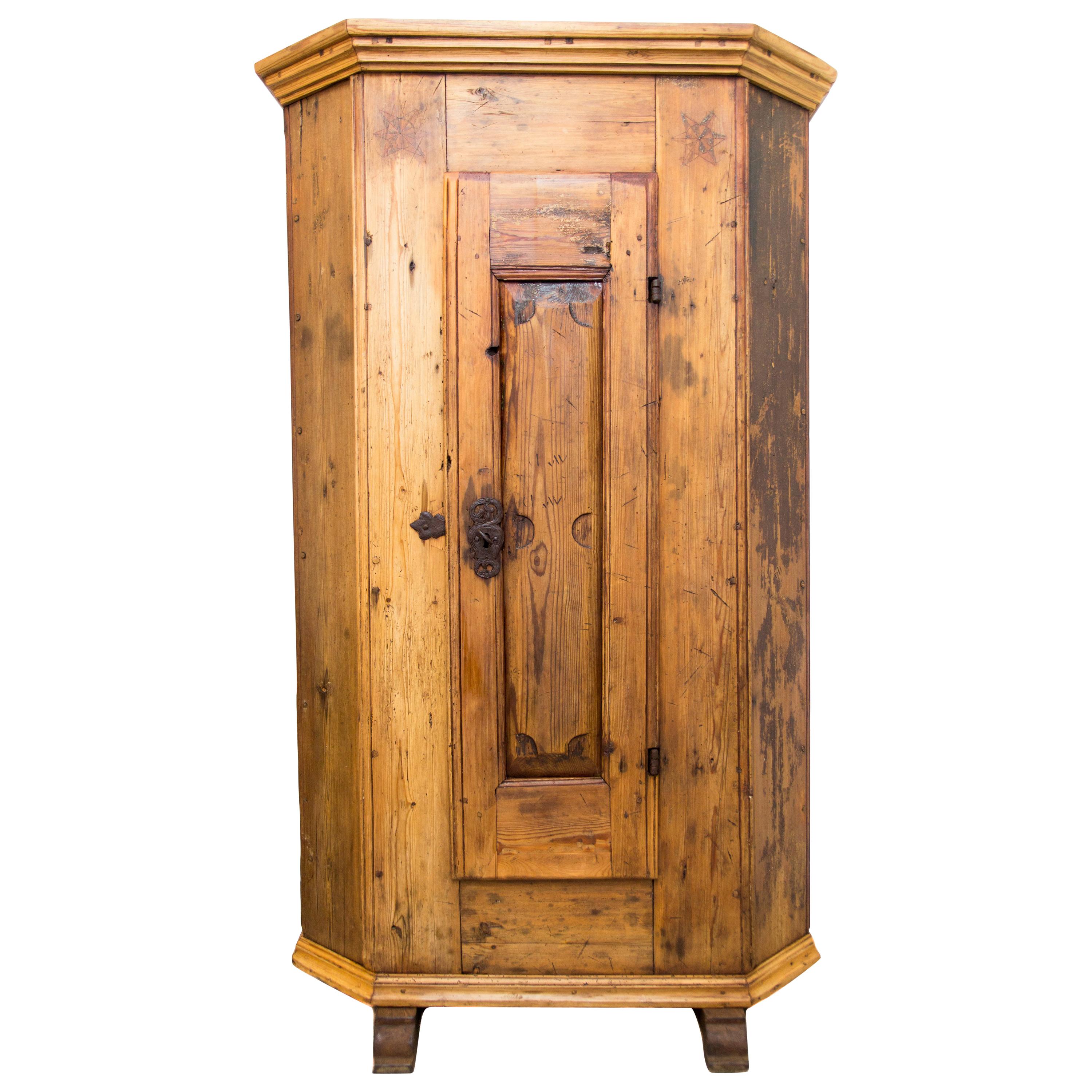 Antiker eintüriger Schrank aus baltischem Kiefernholz und Eisen, handgefertigt, datiert 1830