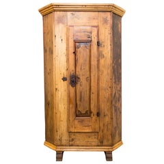Antiker eintüriger Schrank aus baltischem Kiefernholz und Eisen, handgefertigt, datiert 1830