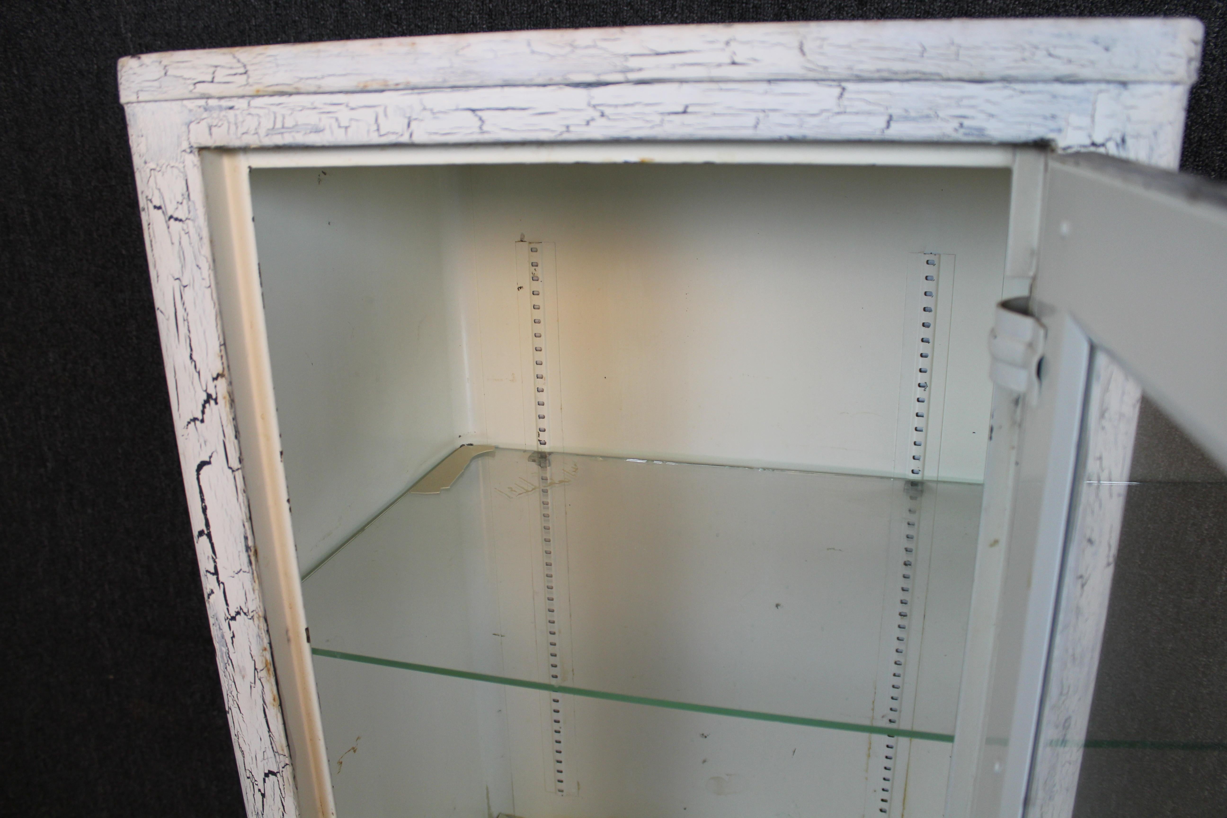 Cabinet médical antique en métal blanc vieilli, unique en son genre en vente 4