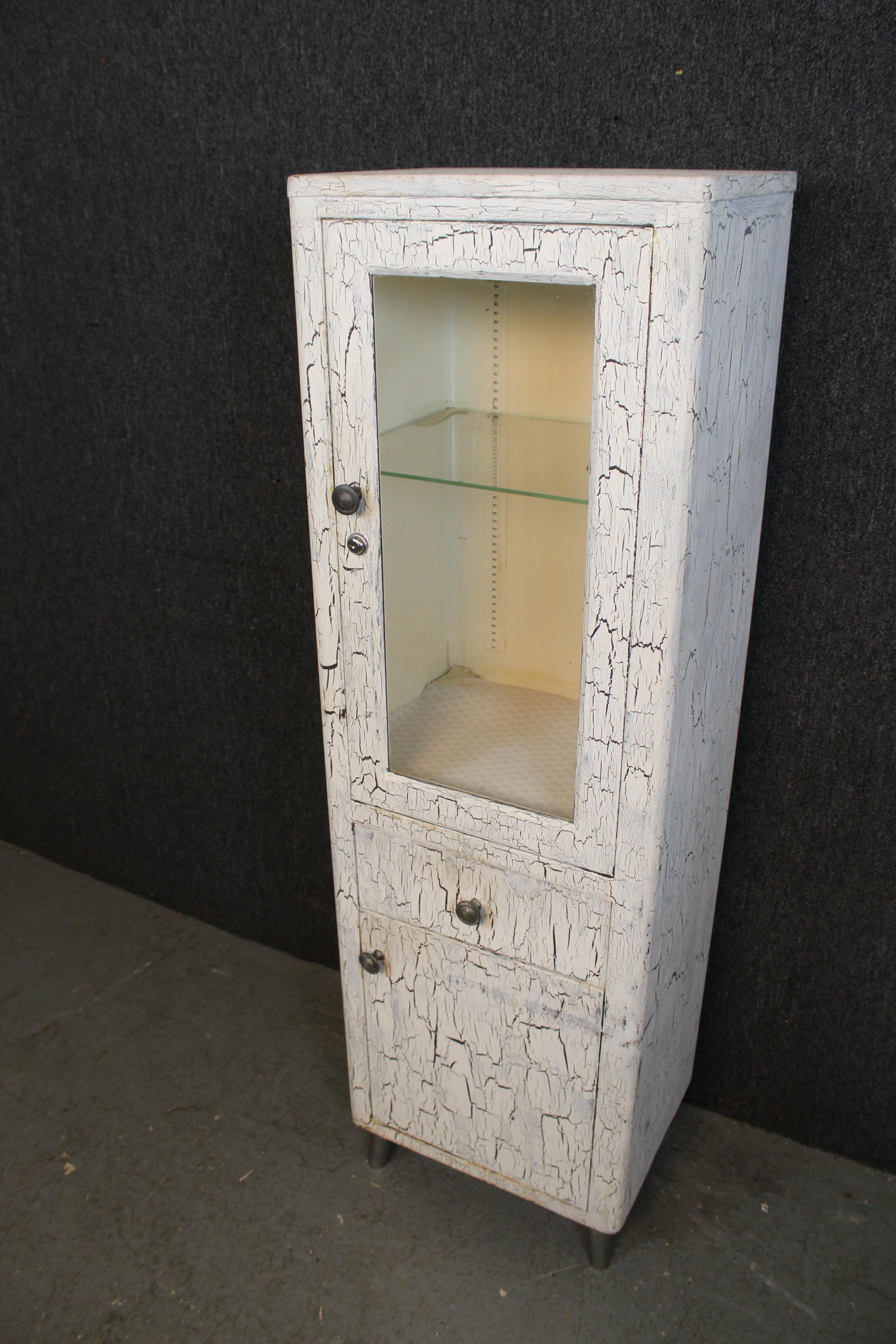 Antike One-of-a-Kind Distressed White Metal Medical Cabinet (Industriell) im Angebot