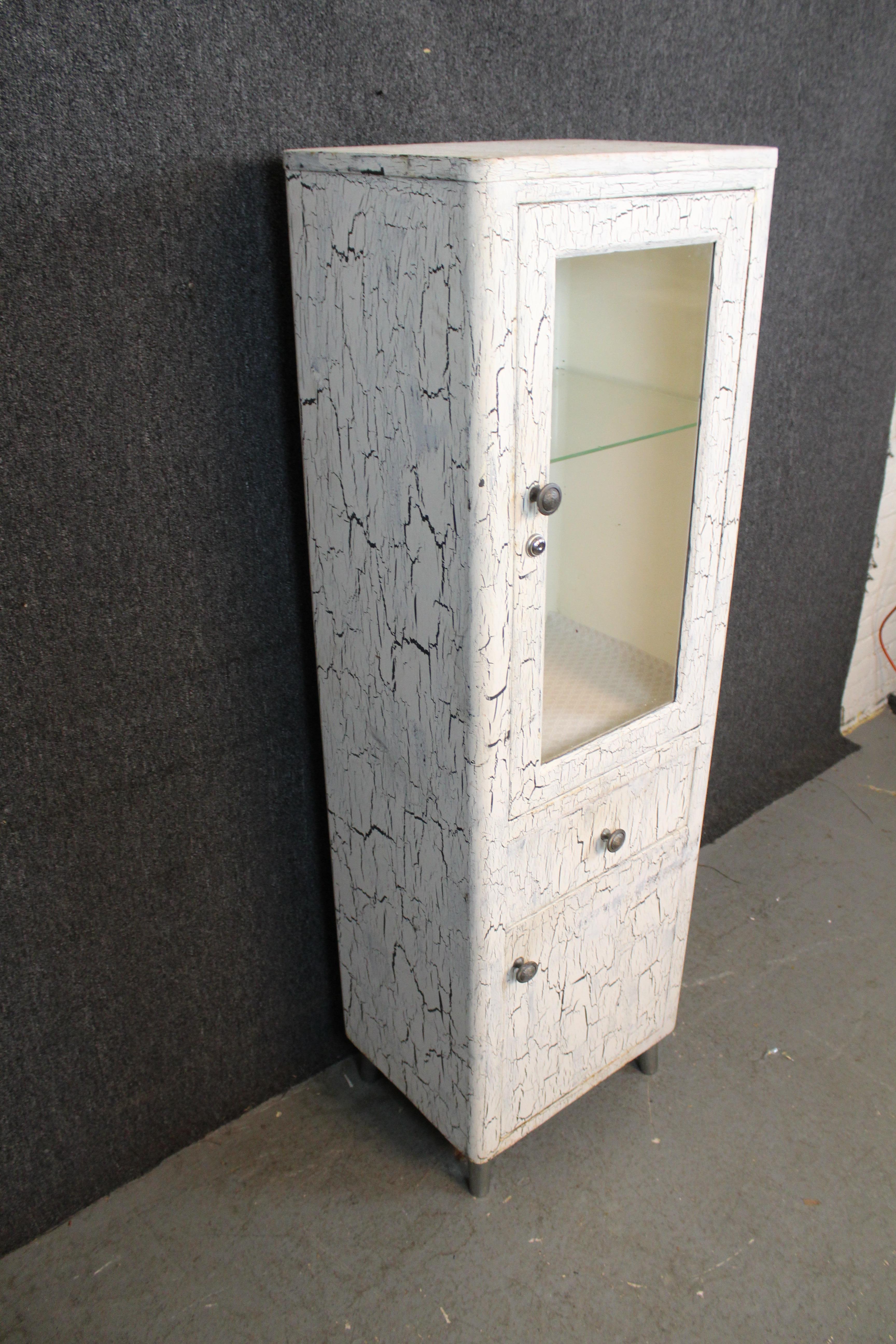 Antike One-of-a-Kind Distressed White Metal Medical Cabinet (amerikanisch) im Angebot