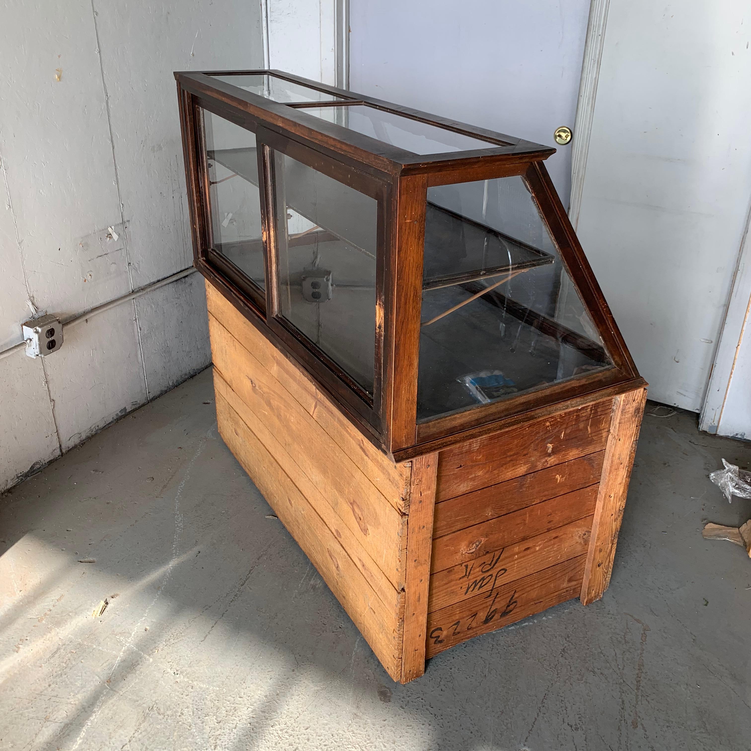 Antique One-Tier Wooden Tabletop Store Display Cabinet By Waddell Company, Ohio In Good Condition In Haddonfield, NJ