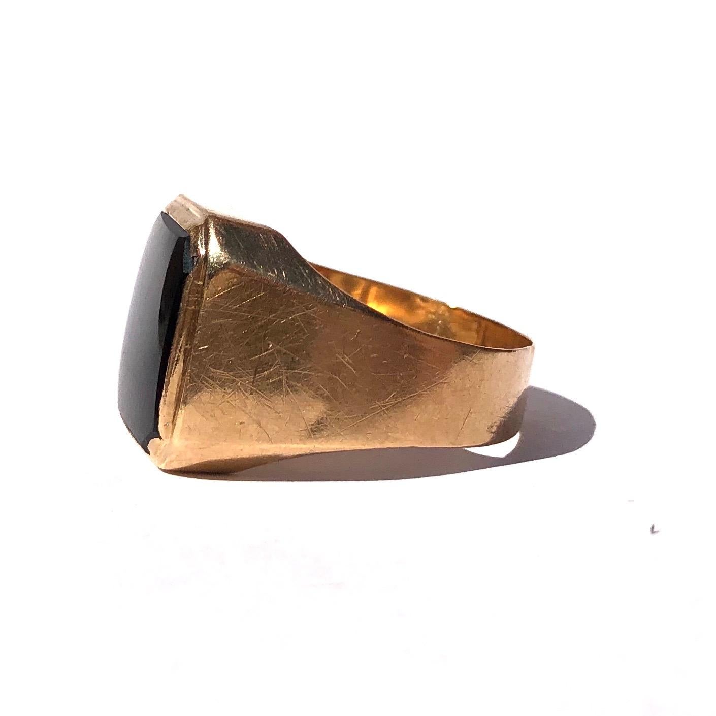 The onyx in this signet ring as large and in great condition. It has a wonderful gloss and is complimented by the chunky 9ct gold band. 

Ring Size: W or 11
Stone Dimensions: 14x11mm 

Weight: 5.24g