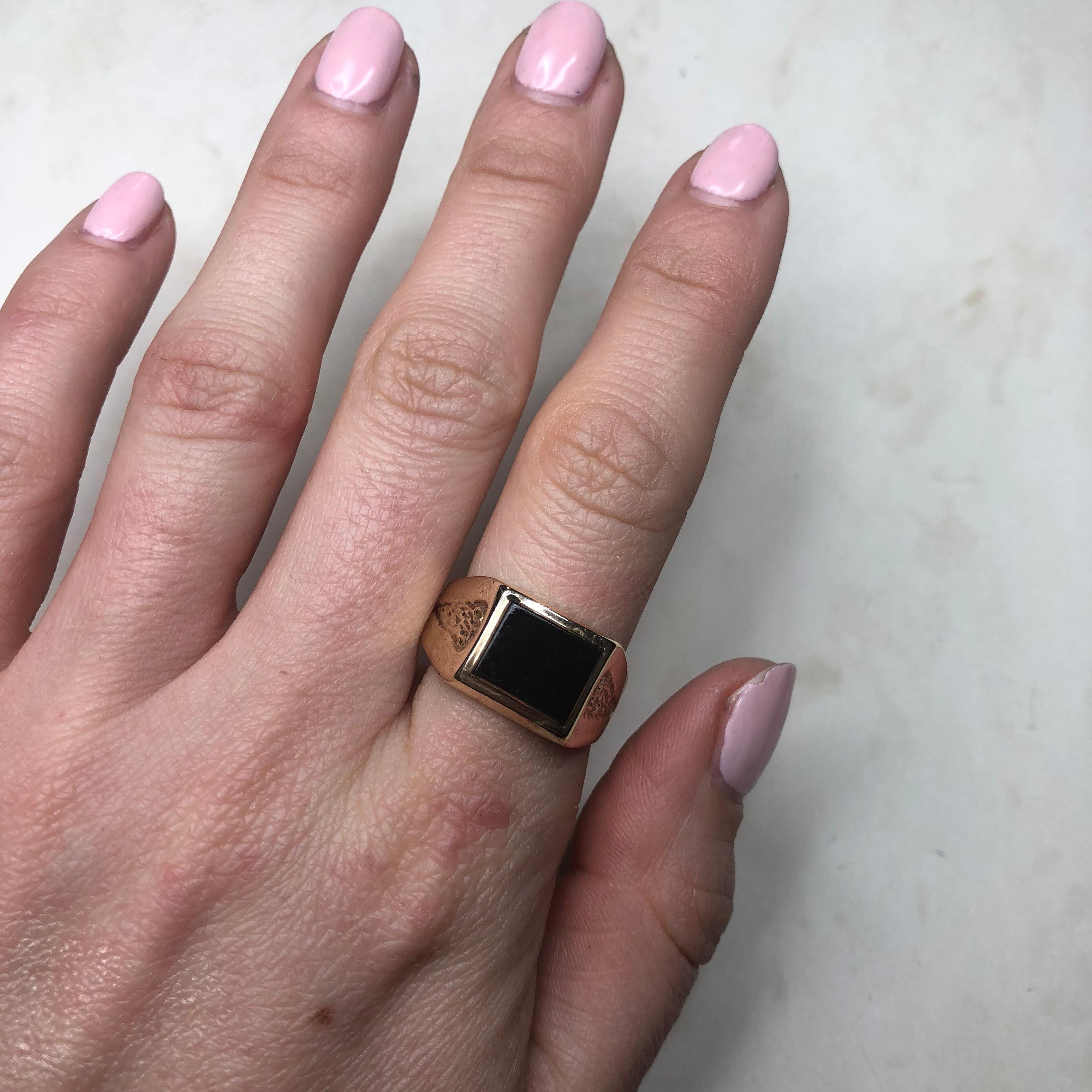 Antique Onyx and 9 Carat Gold Signet Ring 1