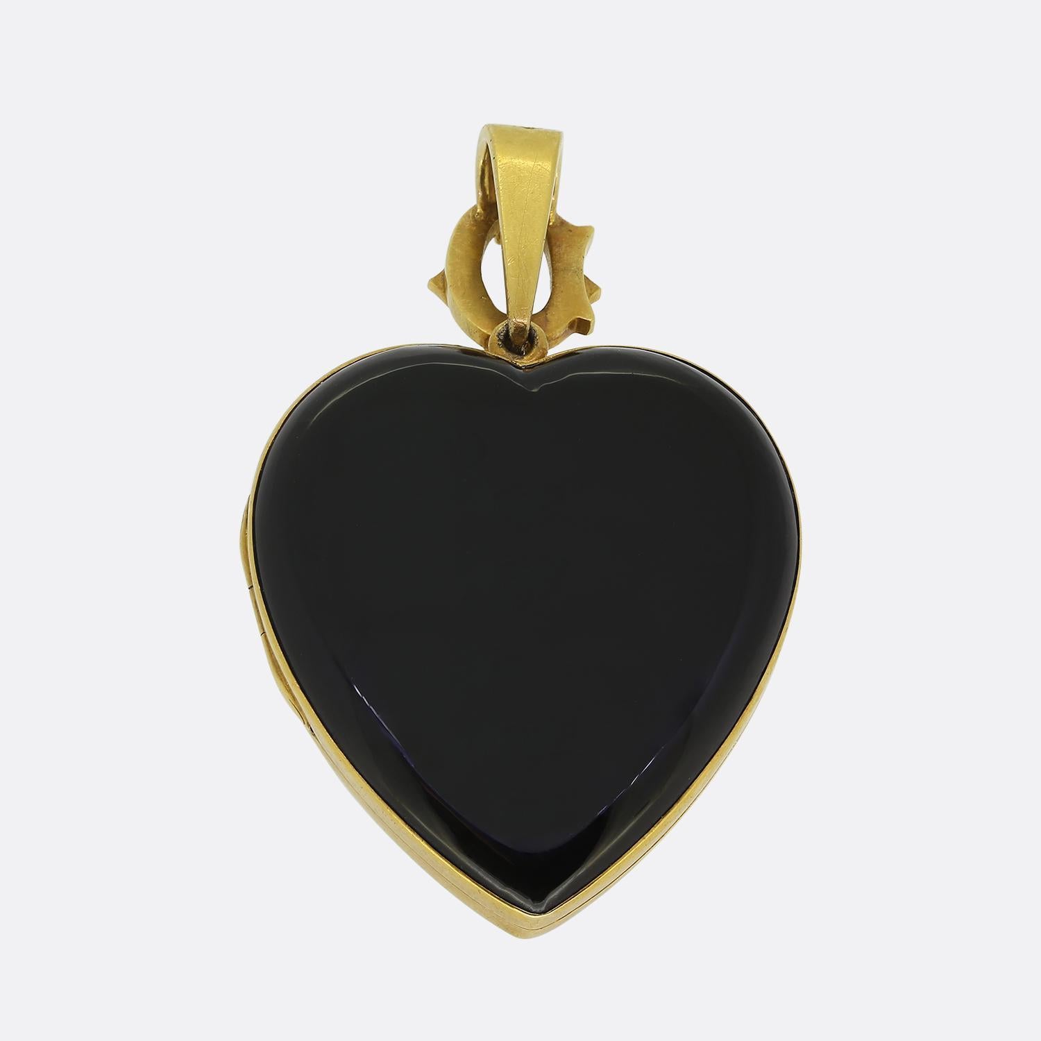 Ecco uno splendido medaglione vittoriano oversize. Questo pezzo antico è stato realizzato in oro giallo 18 ct a forma di cuore d'amore. Il sorprendente onice nero fa da sfondo a un motivo floreale elegantemente ornato al centro. Questo modello è