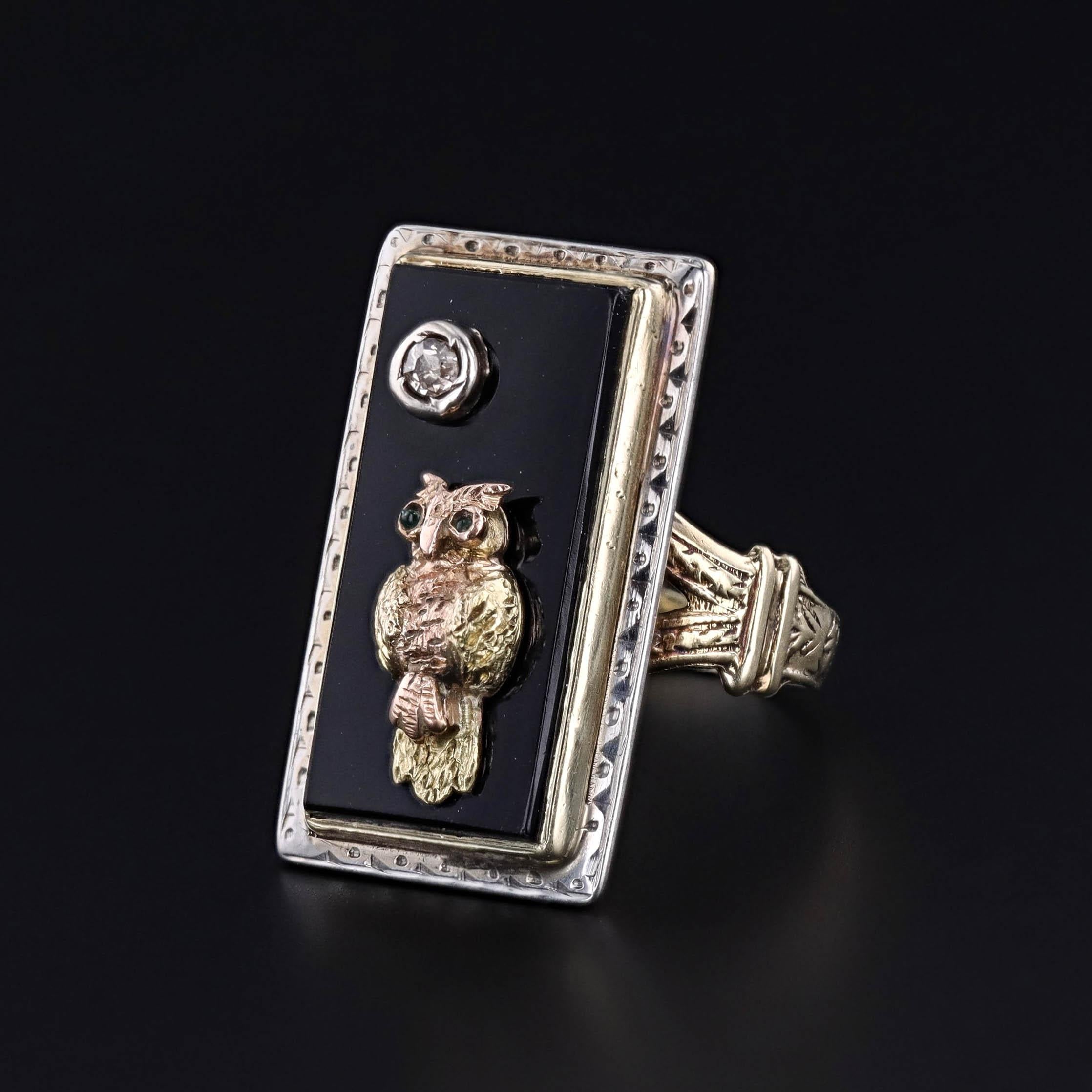 Gioiello unico nel suo genere, ricco di simbolismo e di storia, questo sorprendente anello mostra un gufo in oro 10k finemente dettagliato appollaiato su un elegante sfondo di onice, accentuato da una 