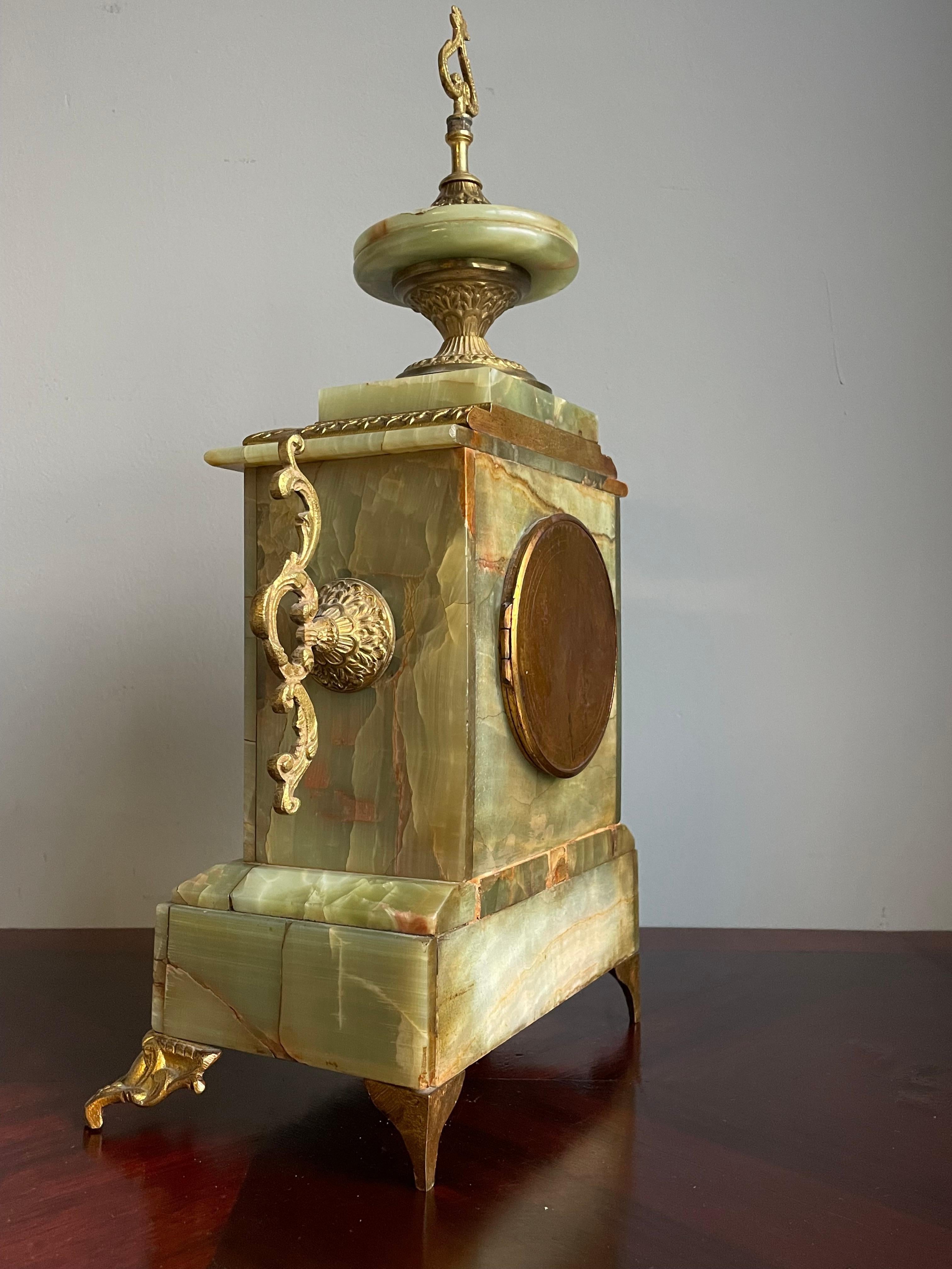 Pendule de cheminée ou de table en bronze et laiton doré et onyx antique w. Cadran émaillé en vente 2