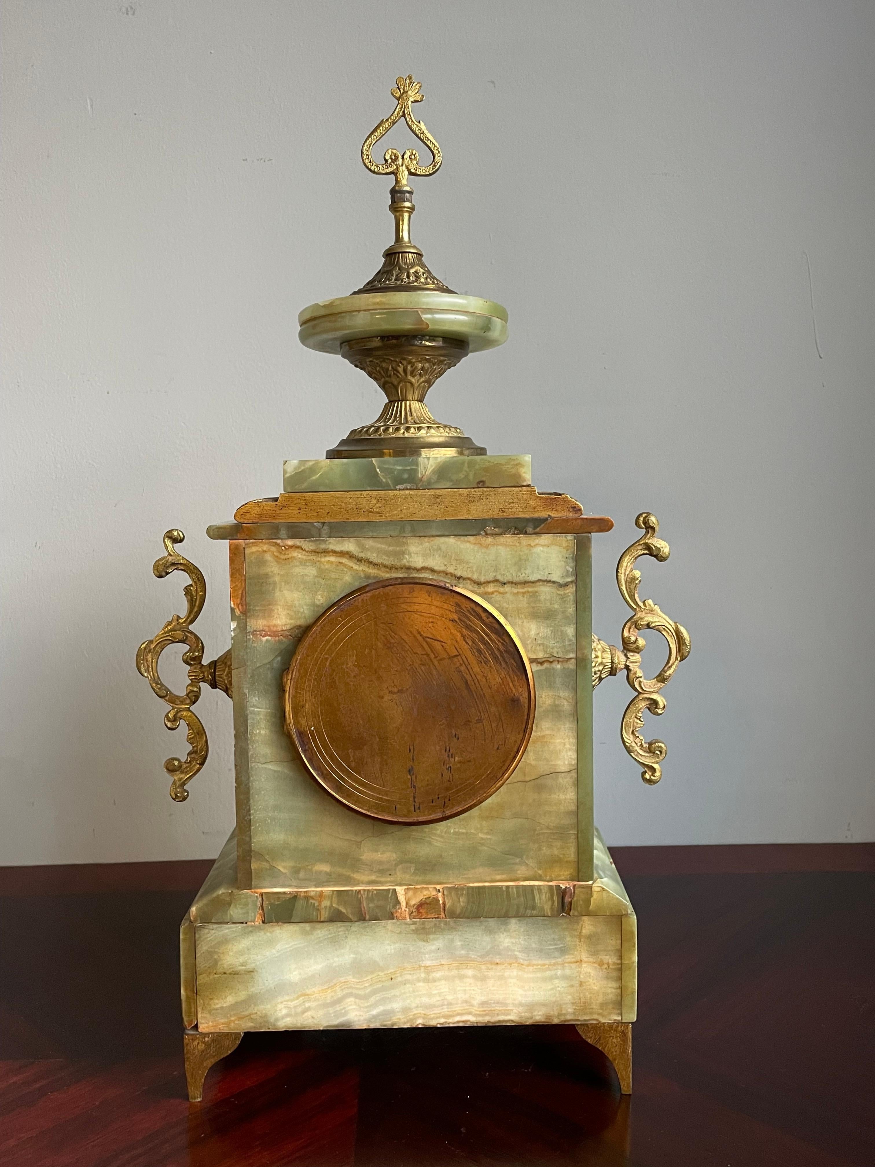 Pendule de cheminée ou de table en bronze et laiton doré et onyx antique w. Cadran émaillé en vente 3