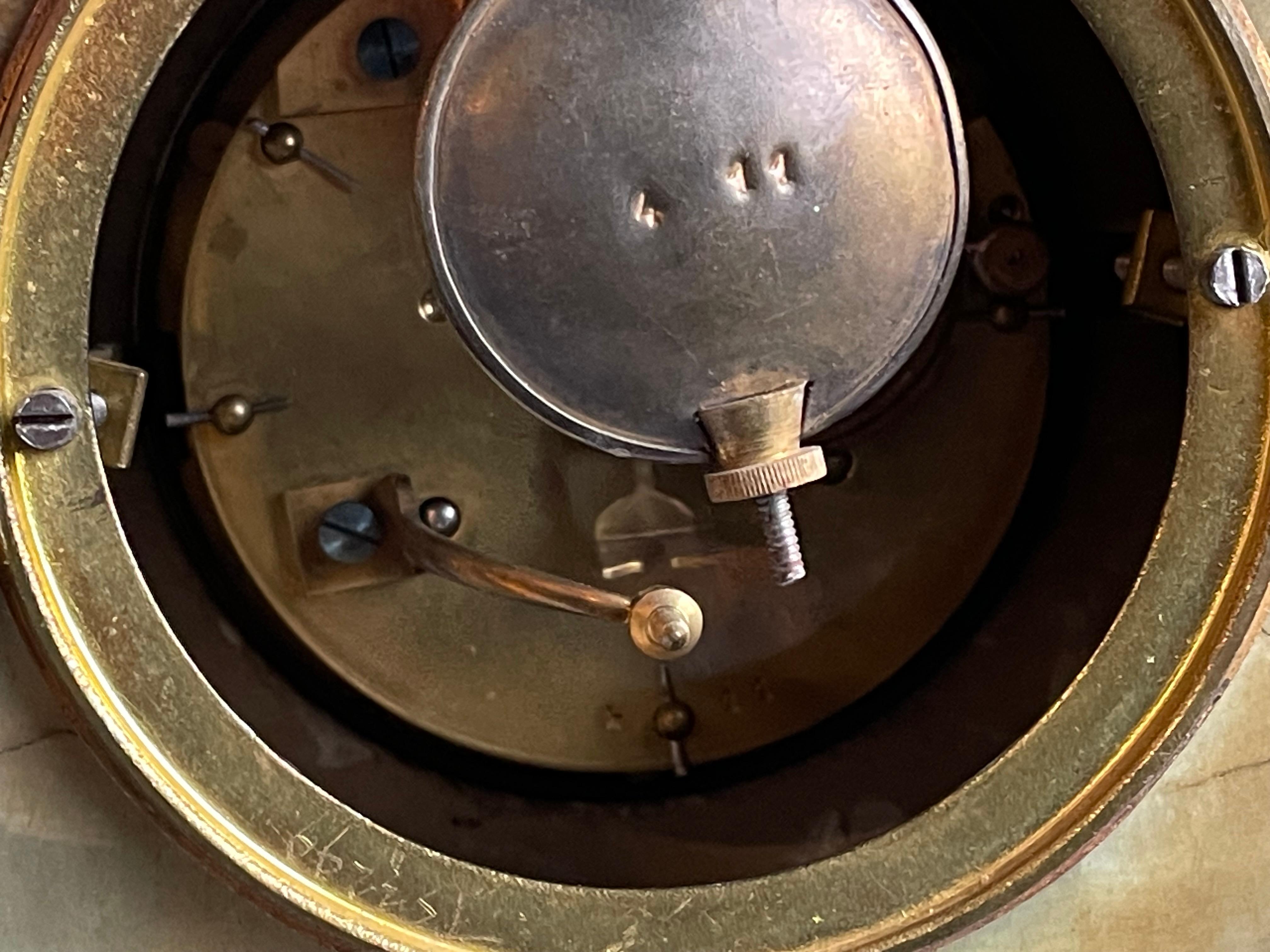 Pendule de cheminée ou de table en bronze et laiton doré et onyx antique w. Cadran émaillé en vente 6