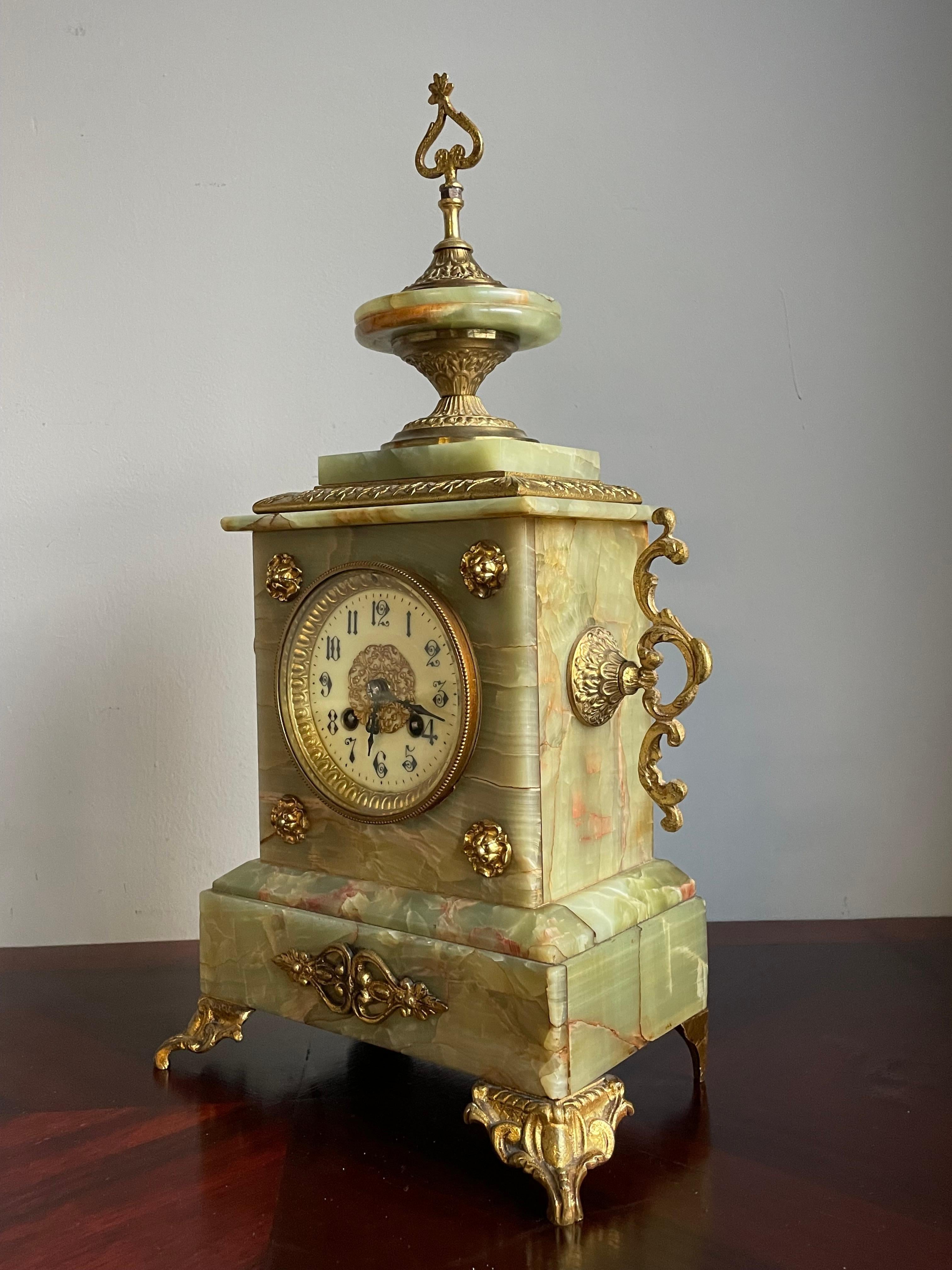 Arts and Crafts Pendule de cheminée ou de table en bronze et laiton doré et onyx antique w. Cadran émaillé en vente