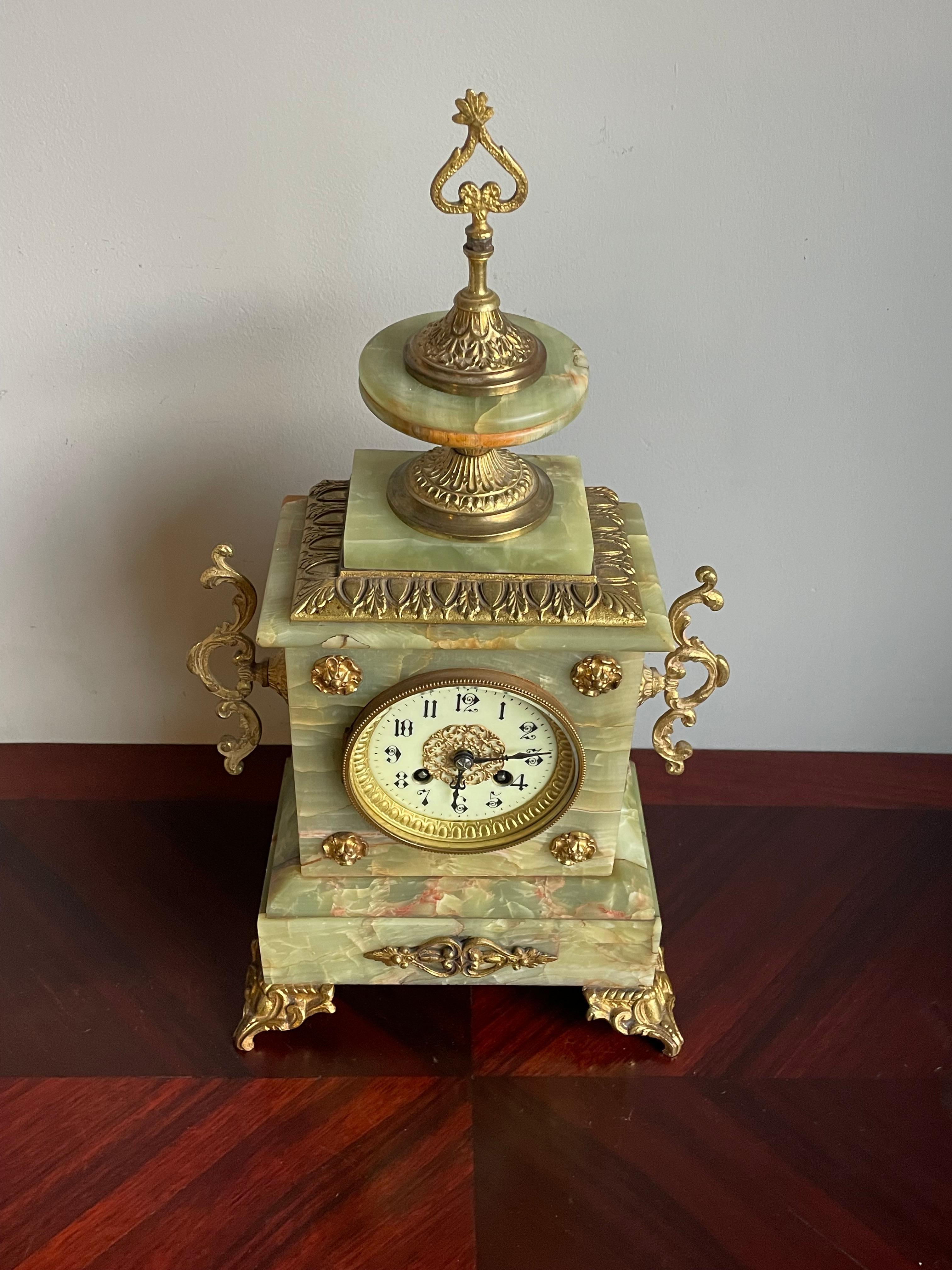 20ième siècle Pendule de cheminée ou de table en bronze et laiton doré et onyx antique w. Cadran émaillé en vente