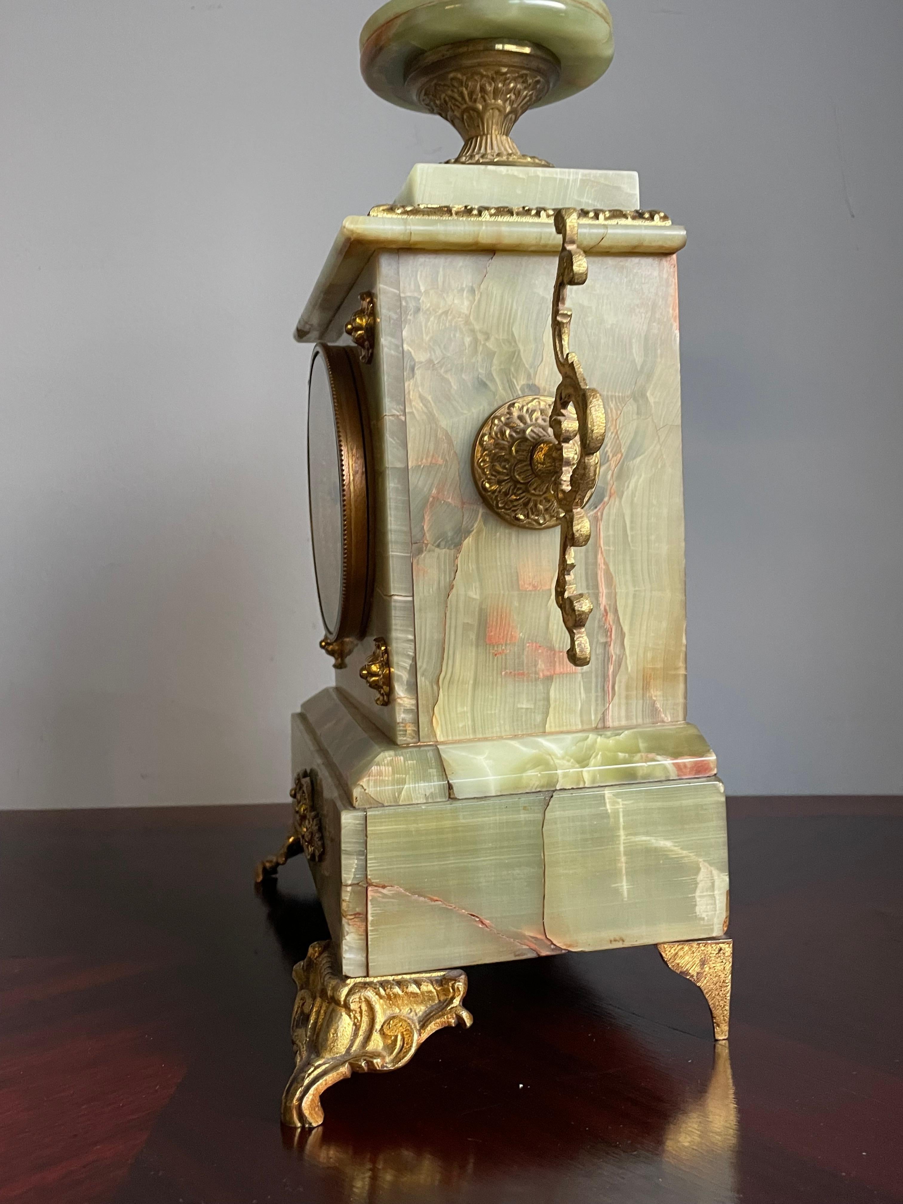 Pendule de cheminée ou de table en bronze et laiton doré et onyx antique w. Cadran émaillé en vente 1
