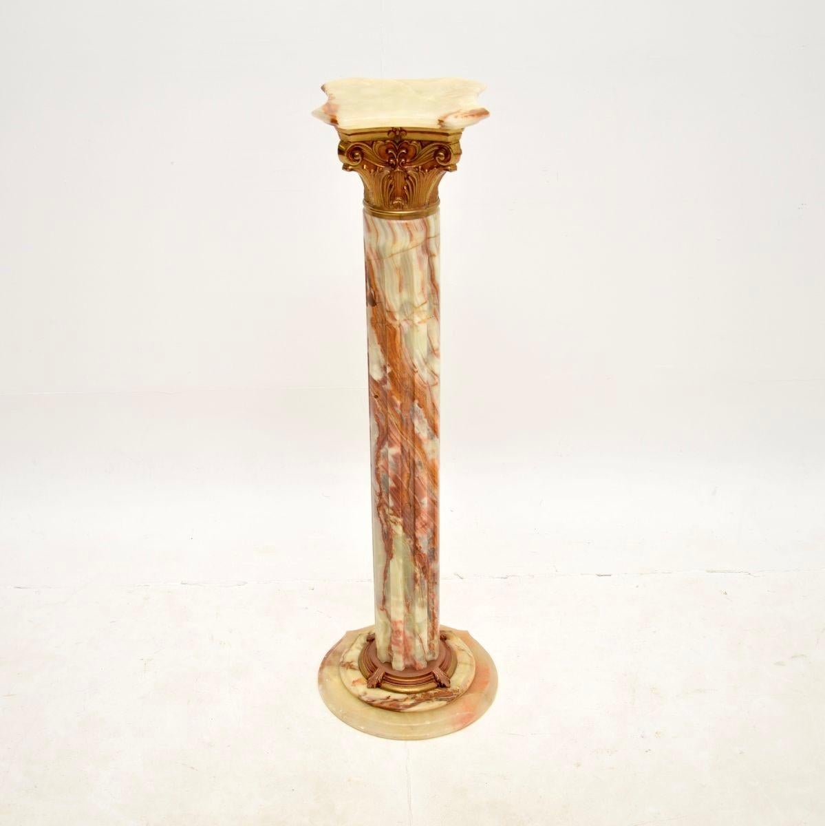 Eine atemberaubende antike korinthische Säule aus Onyx und vergoldetem Metall. Sie wurde höchstwahrscheinlich in Italien hergestellt und stammt aus den 1930er Jahren.

Er ist von hervorragender Qualität, das Design einer neoklassischen korinthischen
