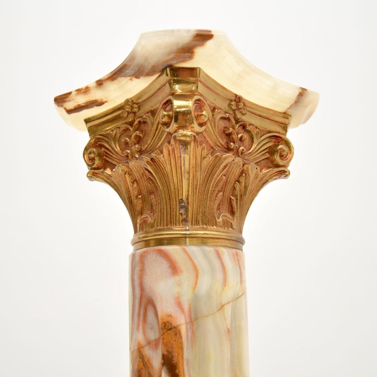 Doré Columne corinthienne ancienne en onyx et métal doré en vente