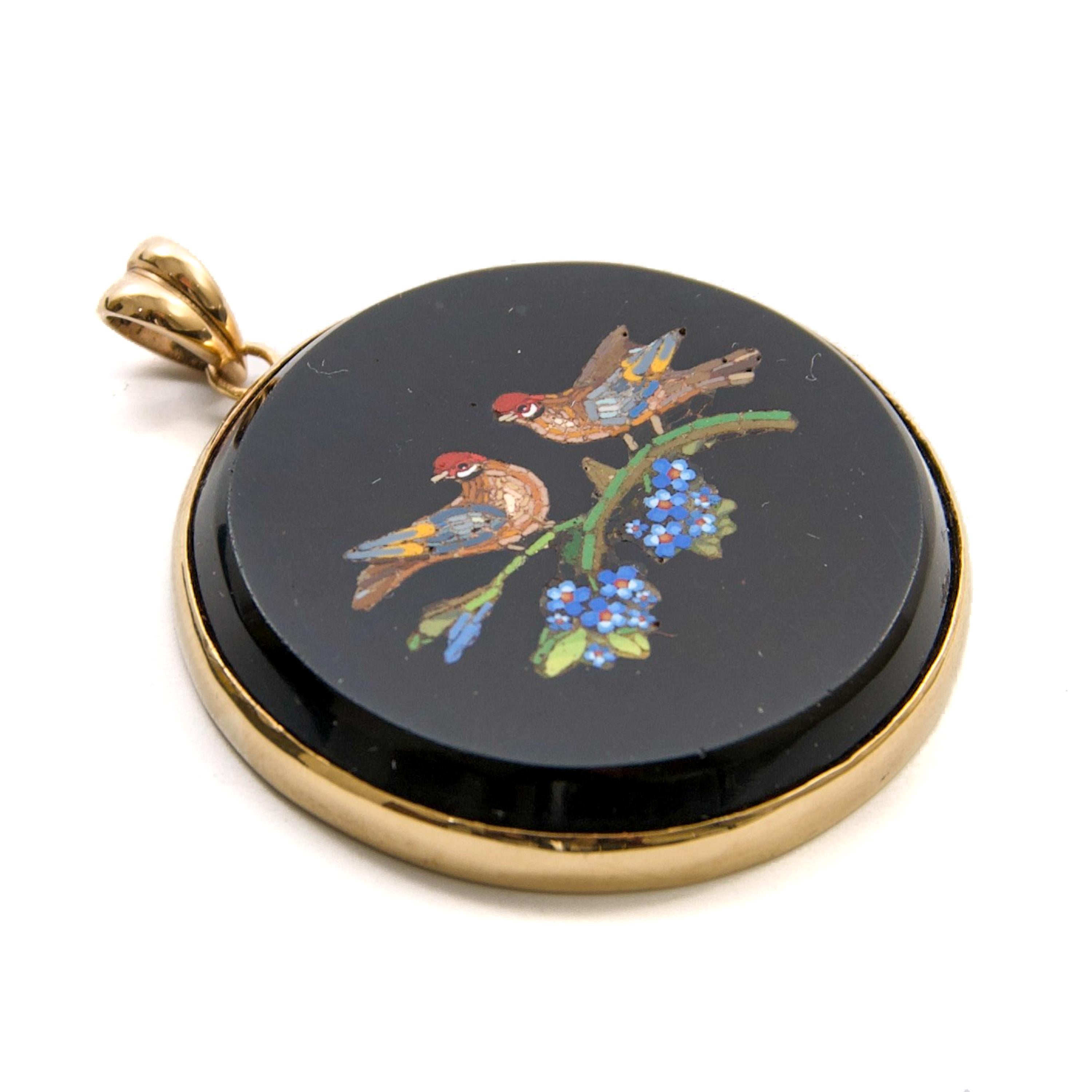 Round Cut Antique Onyx and Micro Mosaic Birds Round Pendant, Rome 19th Century For Sale