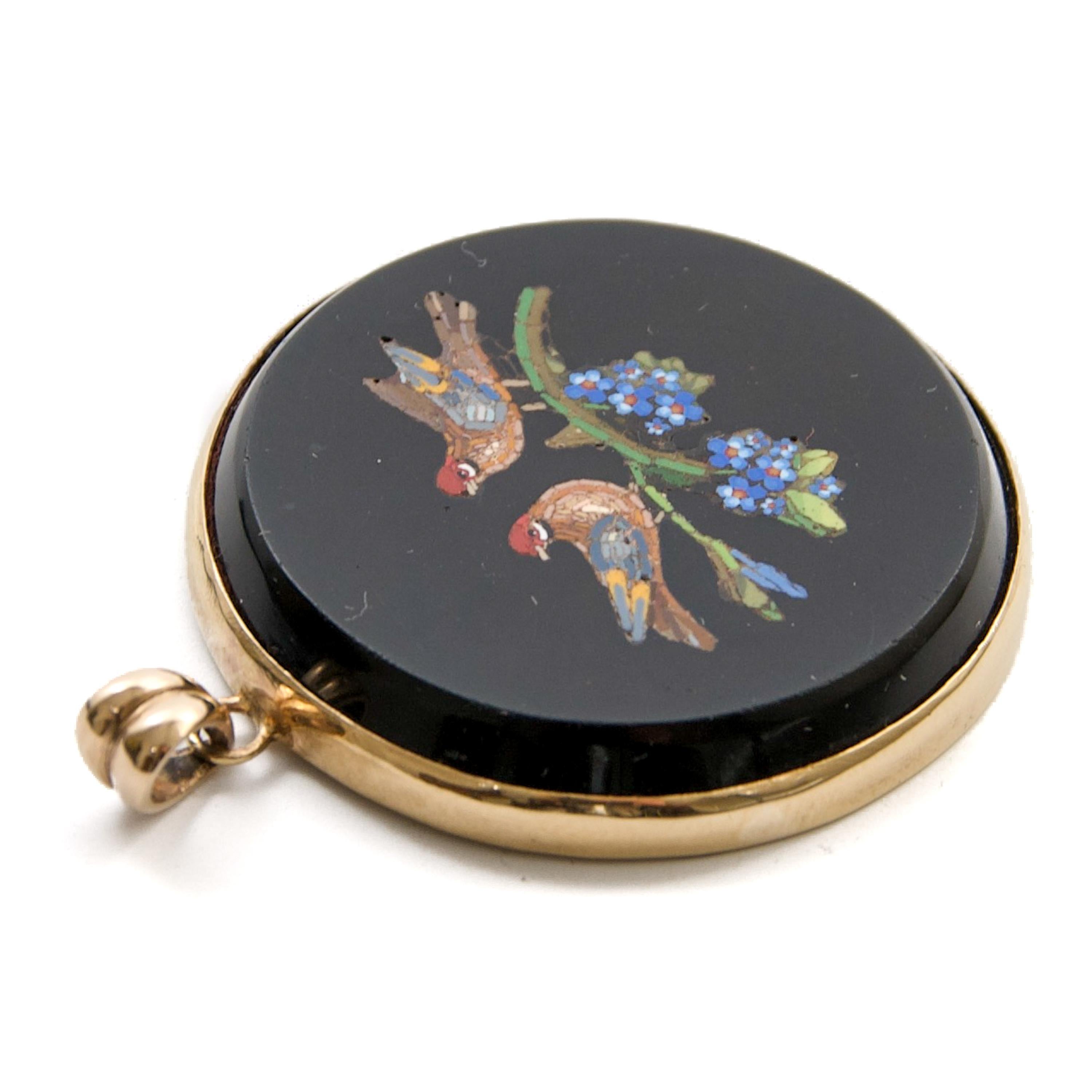 Antique Onyx and Micro Mosaic Birds Round Pendant, Rome 19th Century In Good Condition For Sale In Rotterdam, NL