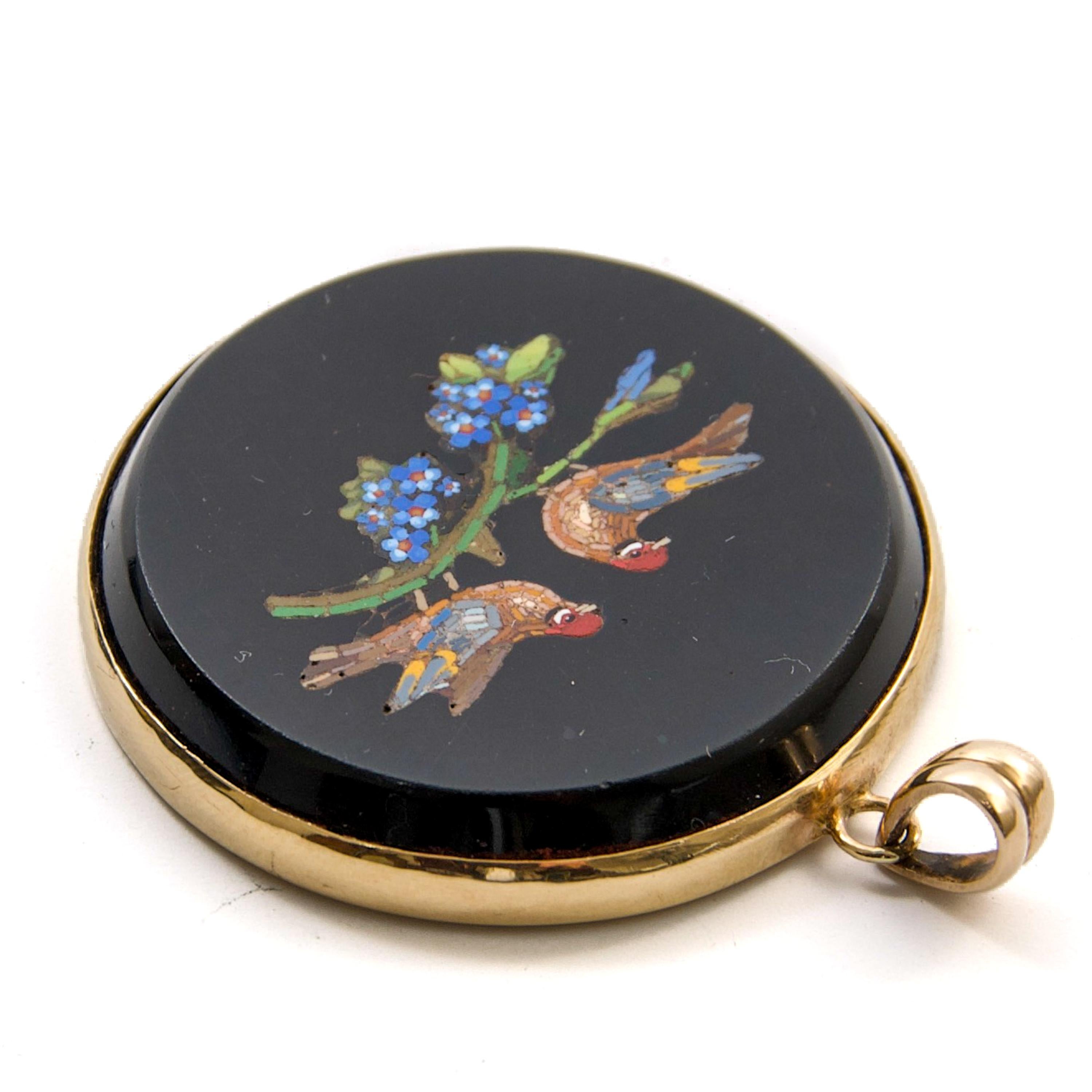 Women's or Men's Antique Onyx and Micro Mosaic Birds Round Pendant, Rome 19th Century For Sale