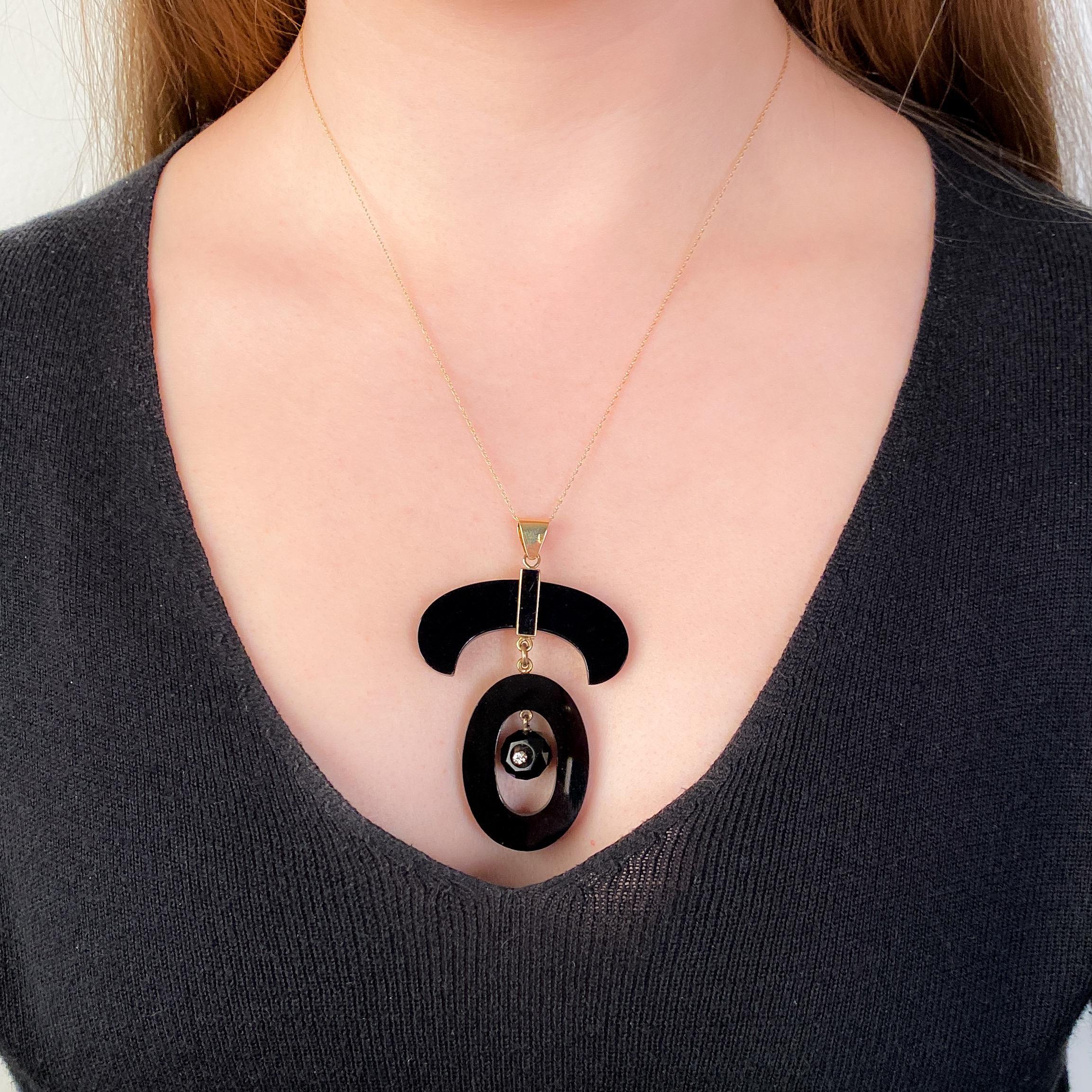 Ce pendentif de la fin de l'époque victorienne (vers 1870-1900) fait sensation.

Ce pendentif en onyx est serti dans de l'or 14k et orné d'un diamant scintillant. Le pendentif était à l'origine une broche ancienne que notre bijoutier a transformée